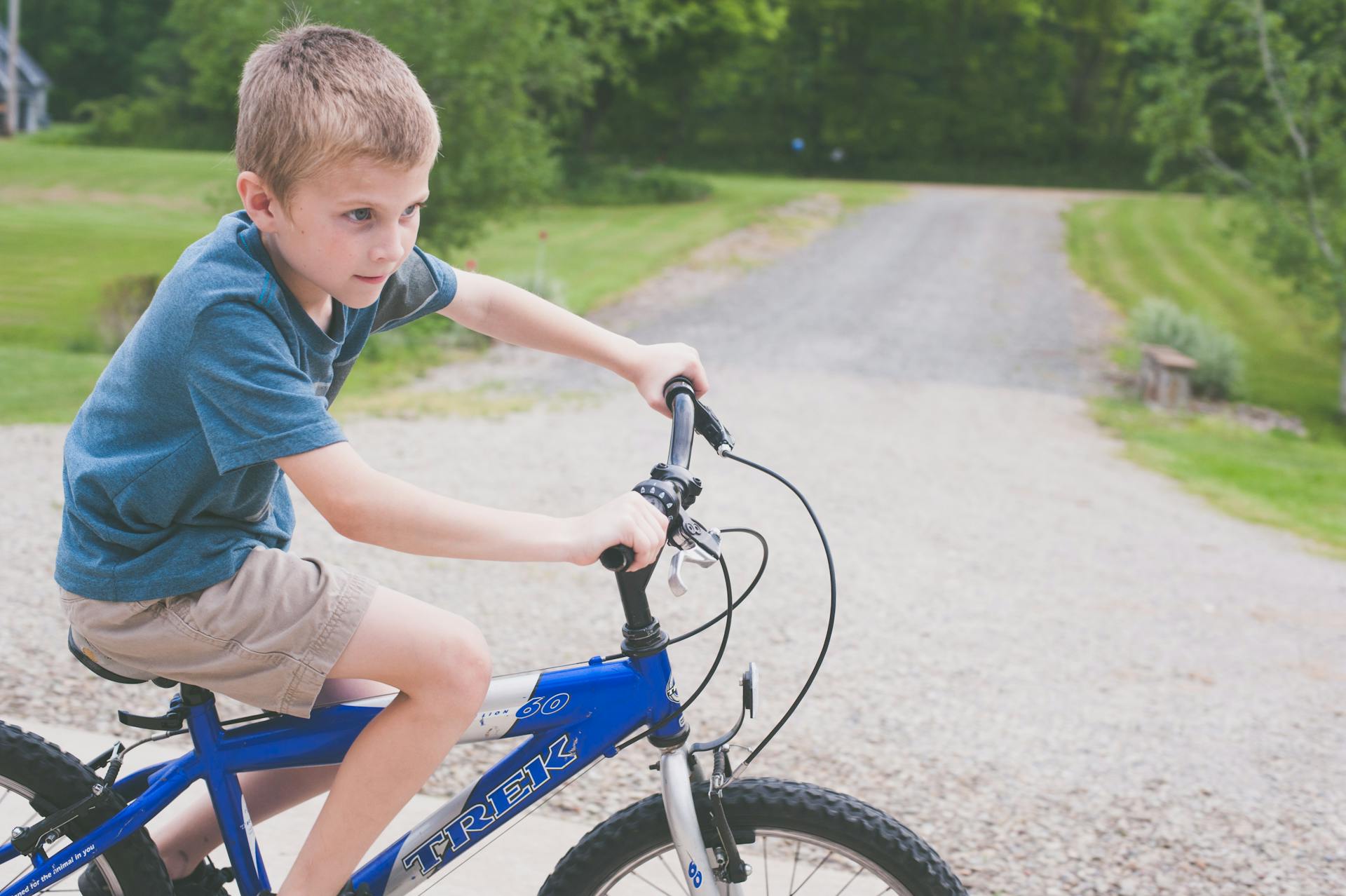 Junge fährt auf einem blauen Fahrrad | Quelle: Pexels
