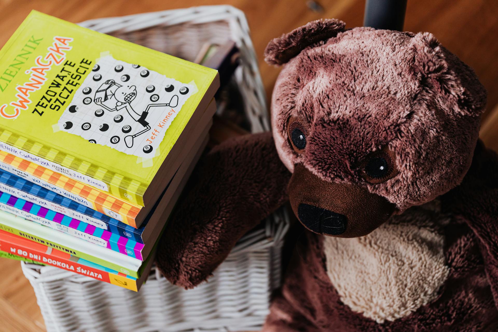 Kinderbücher und ein Teddybär | Quelle: Pexels