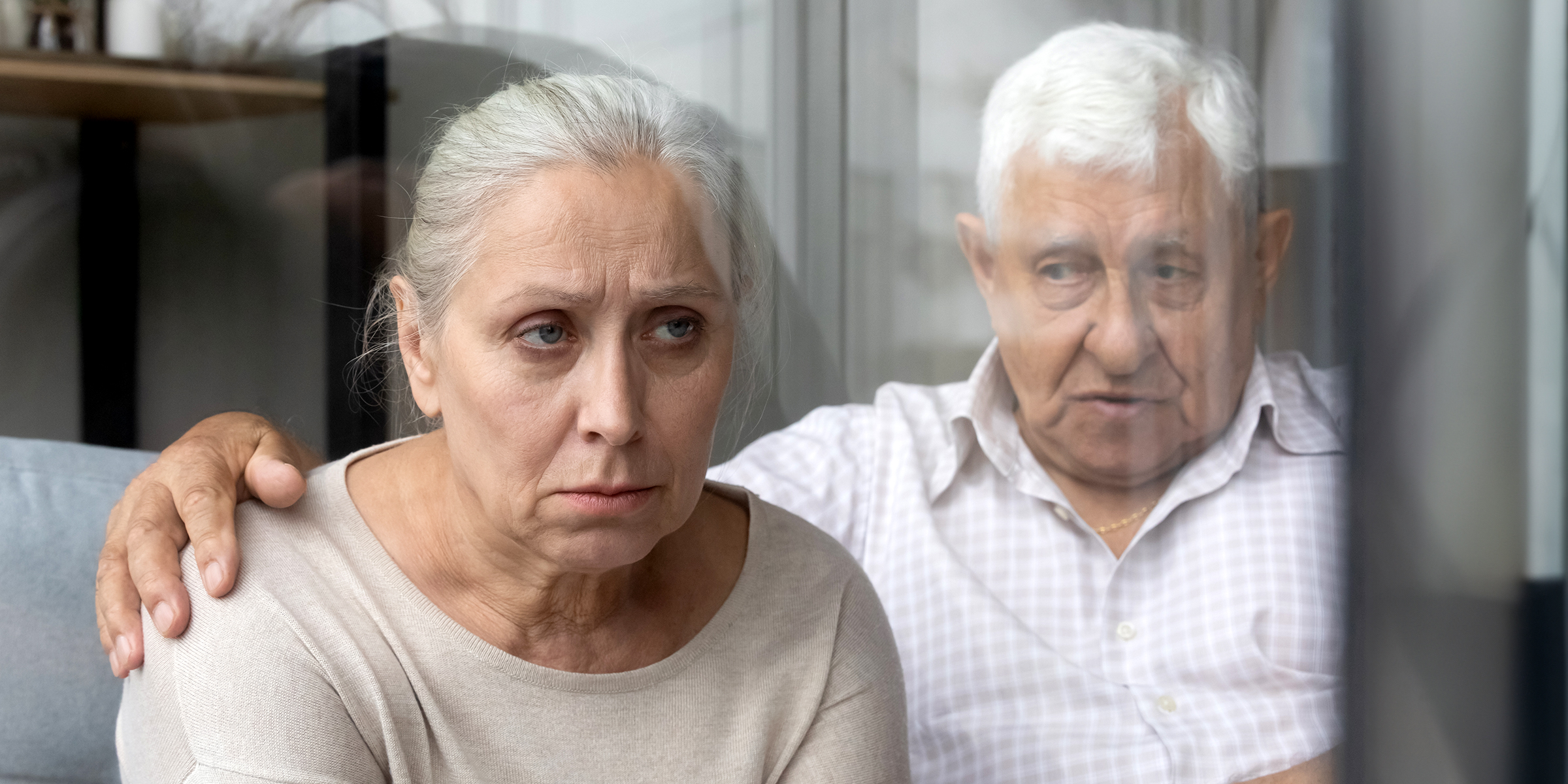 Ein Mann, der seine Frau tröstet | Quelle: Shutterstock