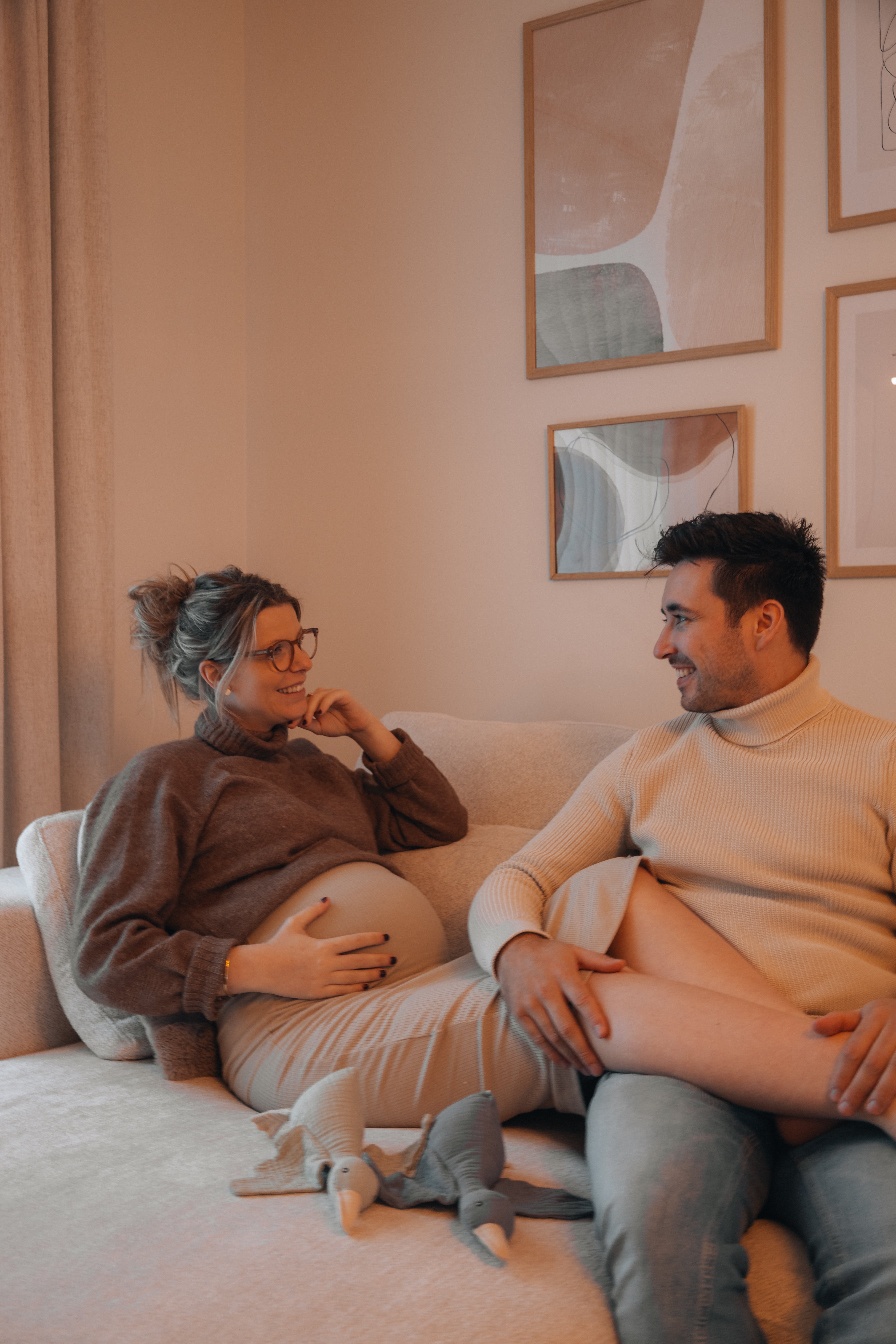 Eine schwangere Frau sitzt mit ihren Beinen auf ihrem Mann | Quelle: Pexels