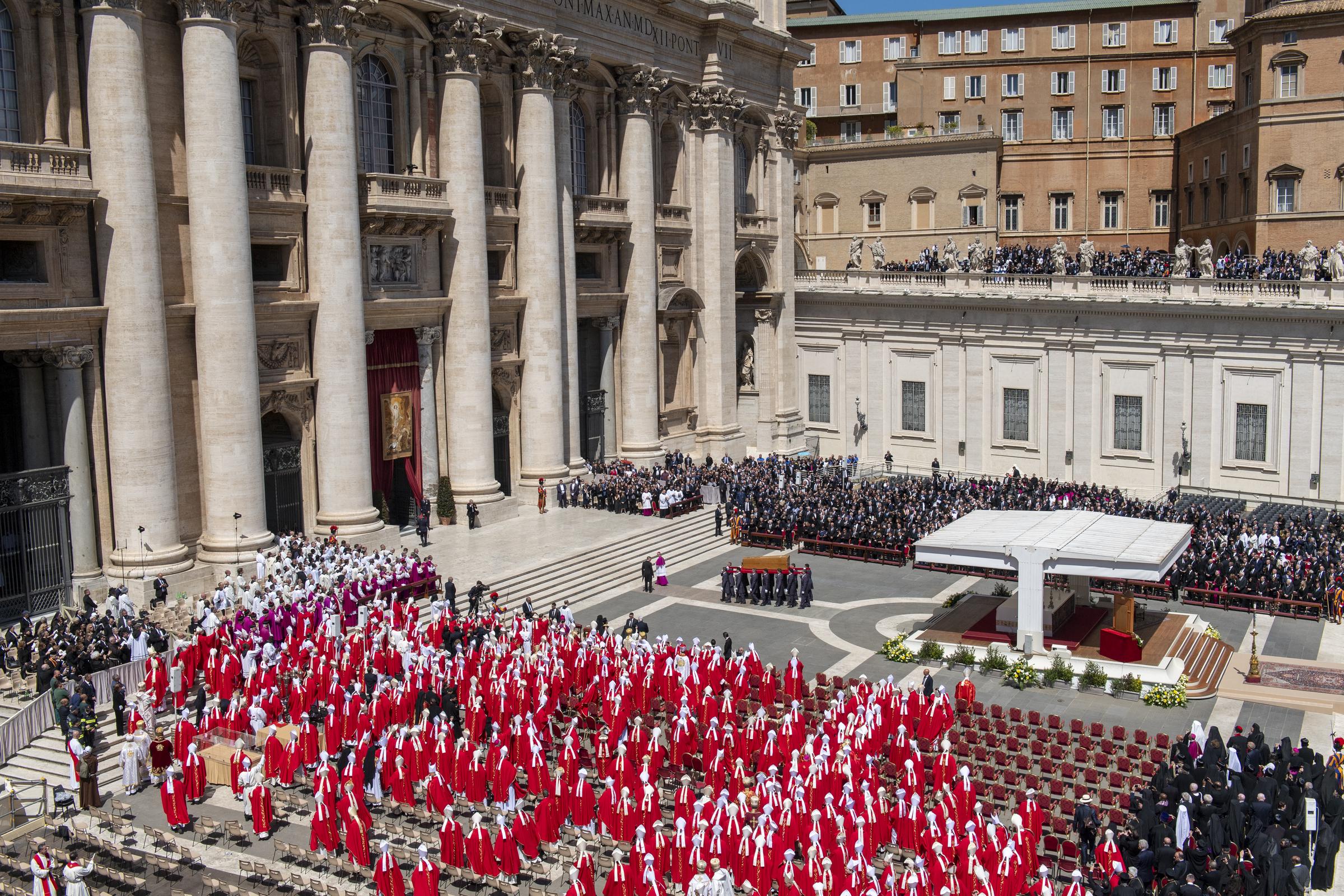 Der Sarg von Papst Franziskus wird nach seiner Beerdigung in der Vatikanstadt am 26. April 2025 in den Petersdom getragen. | Quelle: Getty Images