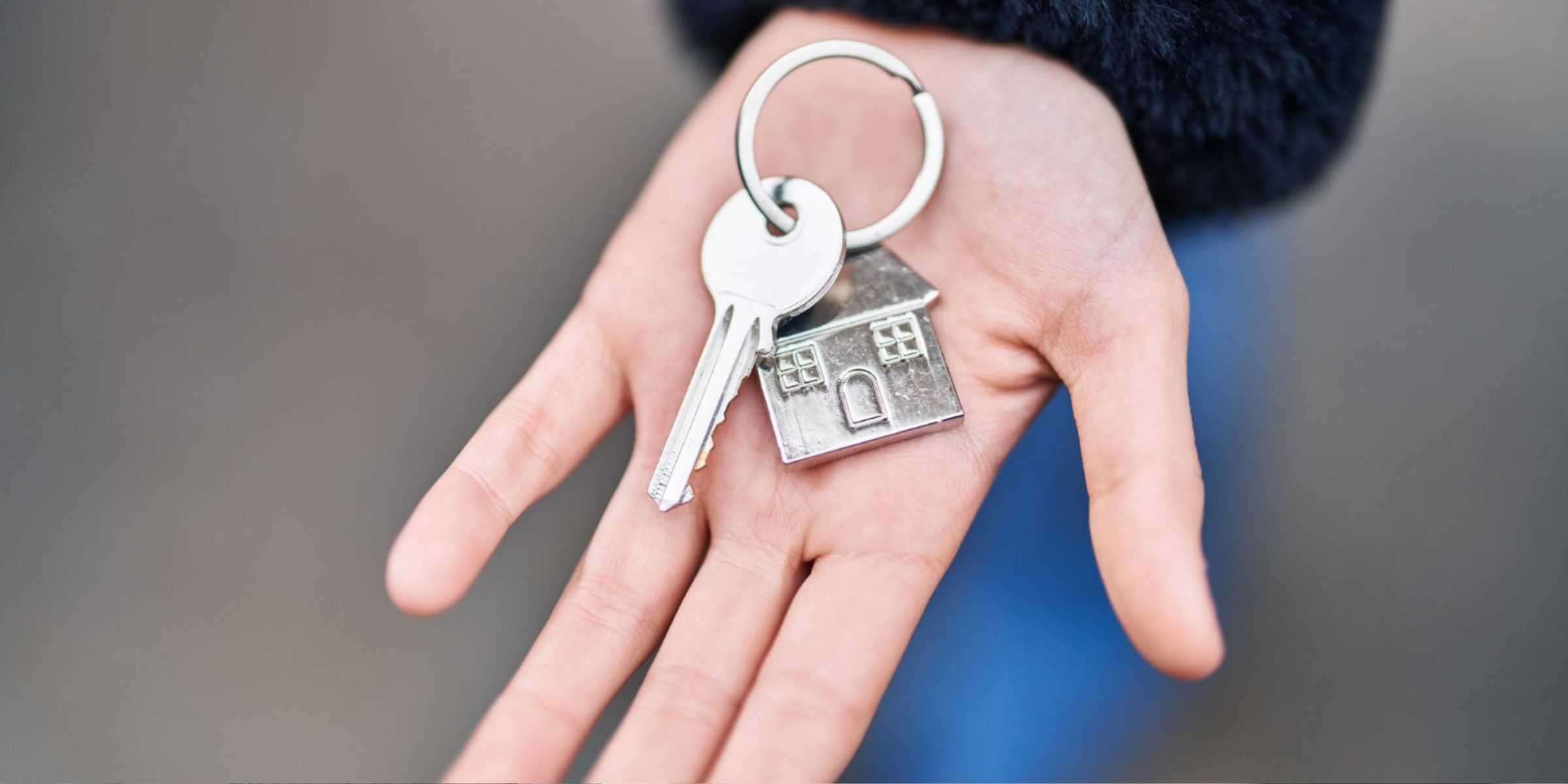 Eine Person hält einen Hausschlüssel | Quelle: Freepik