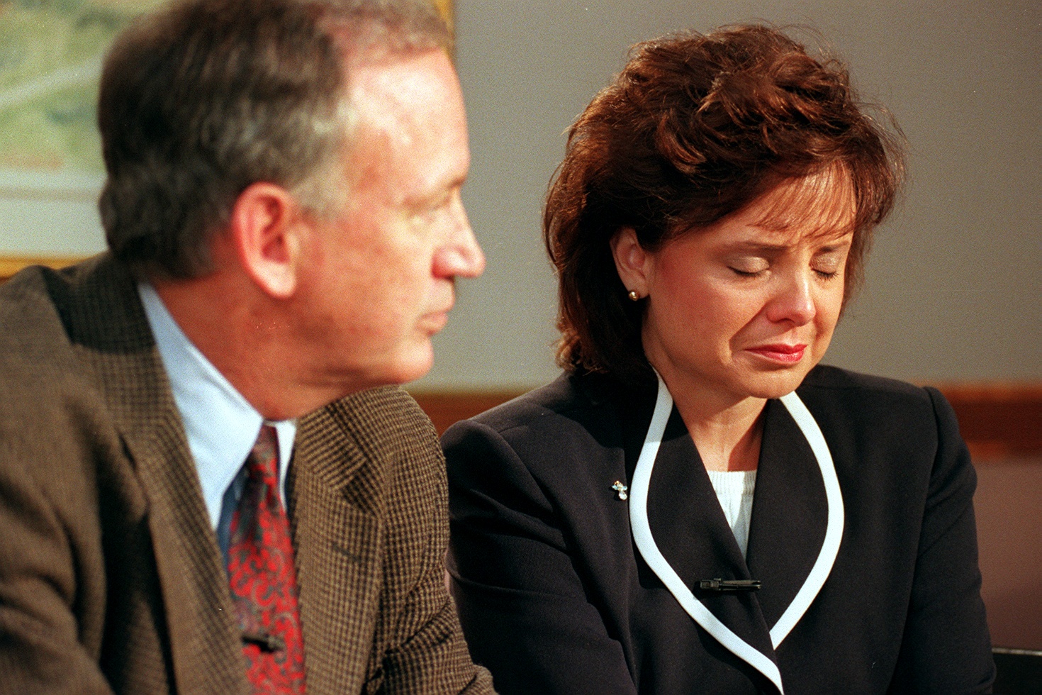 John und Patsy Ramsey bei einem Treffen mit den lokalen Medien in Colorado am 1. Mai 1997 in Boulder, Colorado. | Quelle: Getty Images