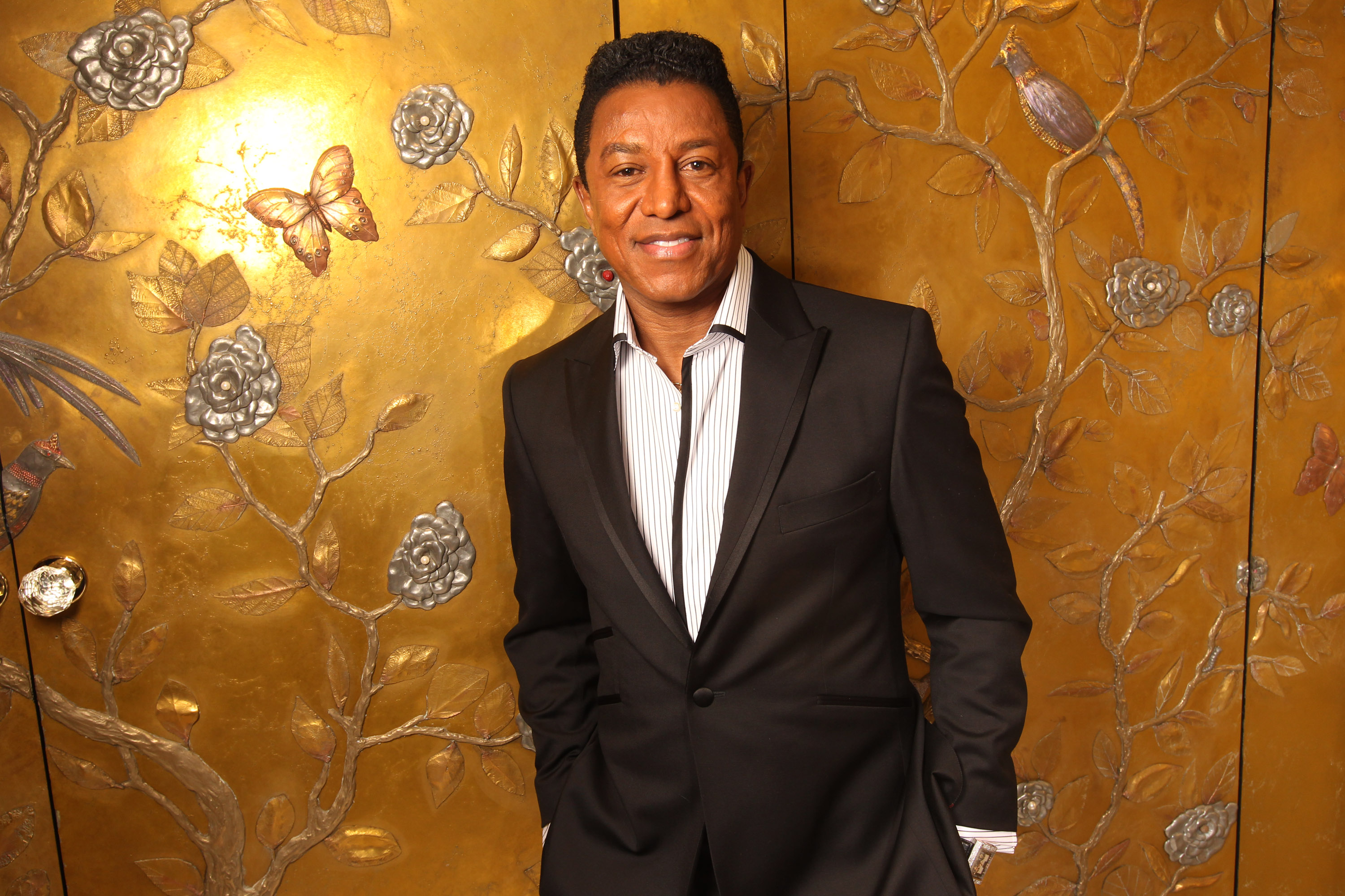 Jermaine Jackson posiert für ein Porträt, nachdem er von Savile Row Schneider Gary Anderson im The Dorchester Hotel am 12. Dezember 2011 in London, England, einen Anzug angepasst bekommen hat. | Quelle: Getty Images