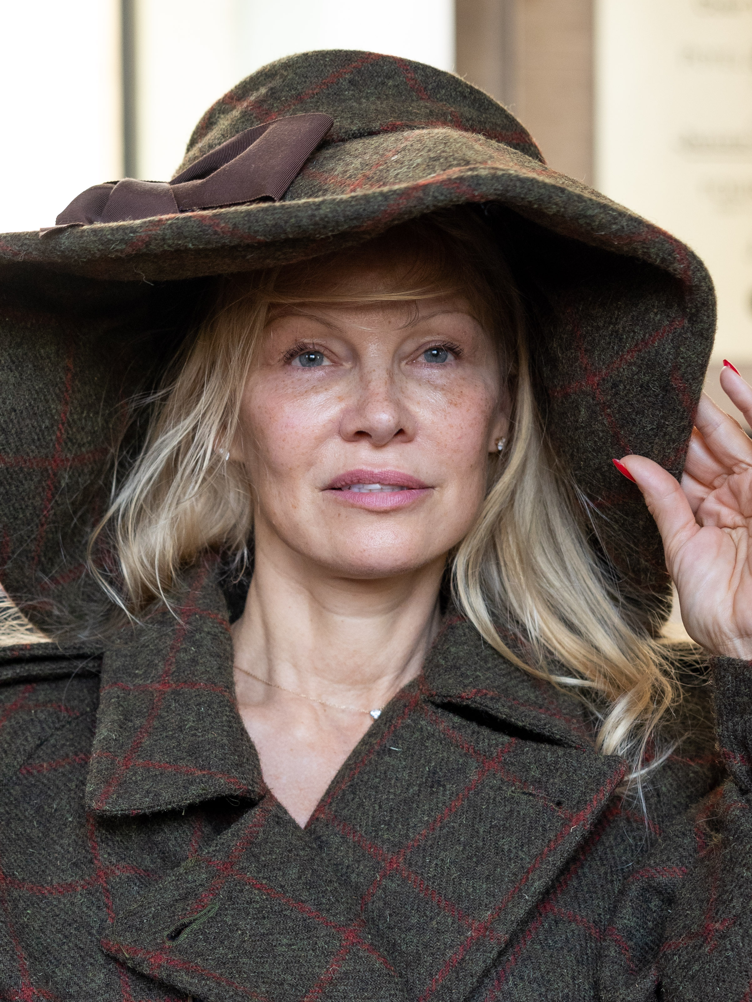Pamela Anderson besucht am 30. September 2023 die Vivienne Westwood Damenmodenschau Frühjahr/Sommer 2024 in Paris. Mit einem breitkrempigen Hut setzte sie den zurückhaltenden Beauty-Look fort, der während der Fashion Week für Gesprächsstoff sorgte. | Quelle: Getty Images