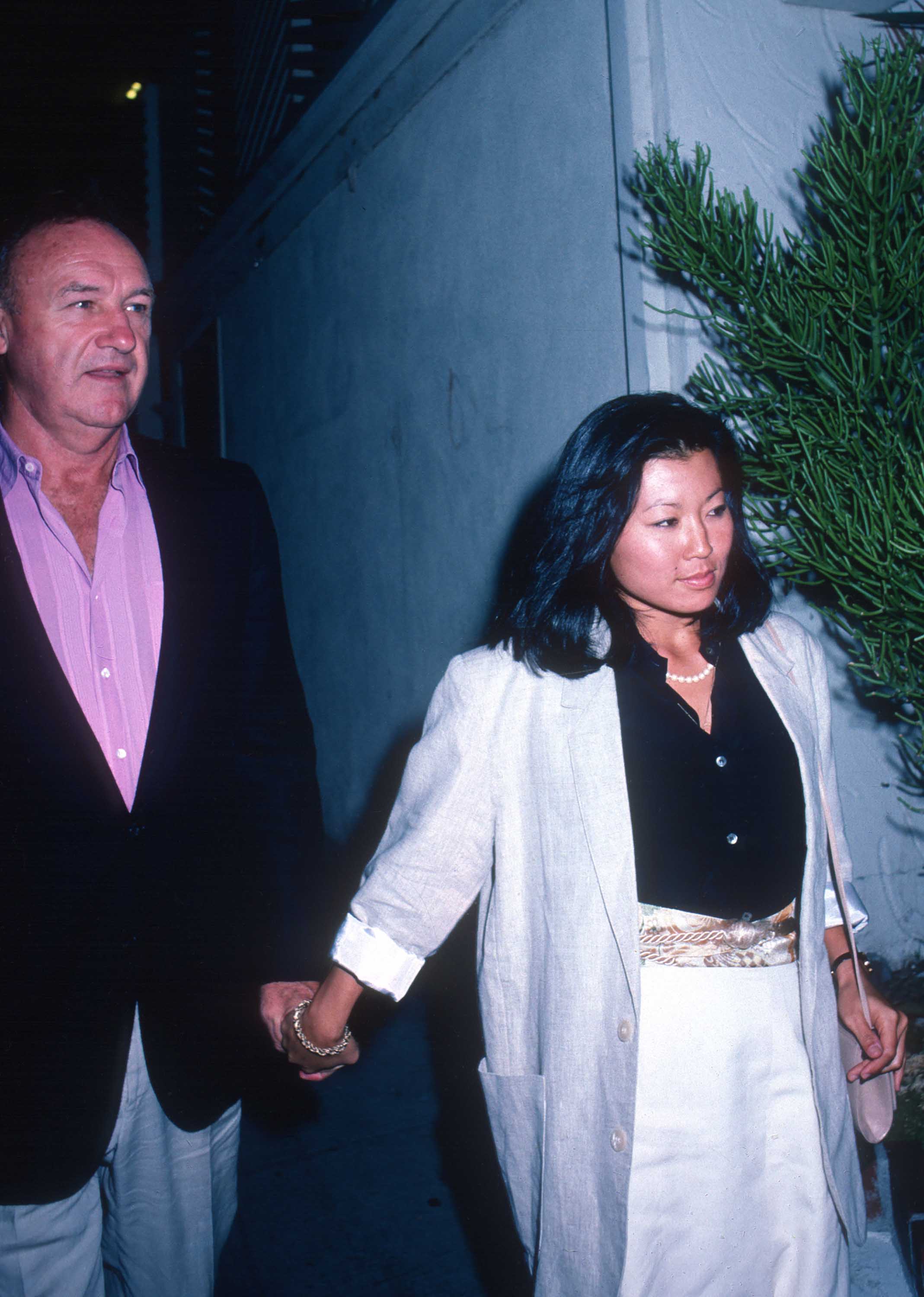 Gene Hackman und seine Frau Betsy Arakawa werden am 5. September 1988 im Spago in West Hollywood, Kalifornien, gesehen. | Quelle: Getty Images