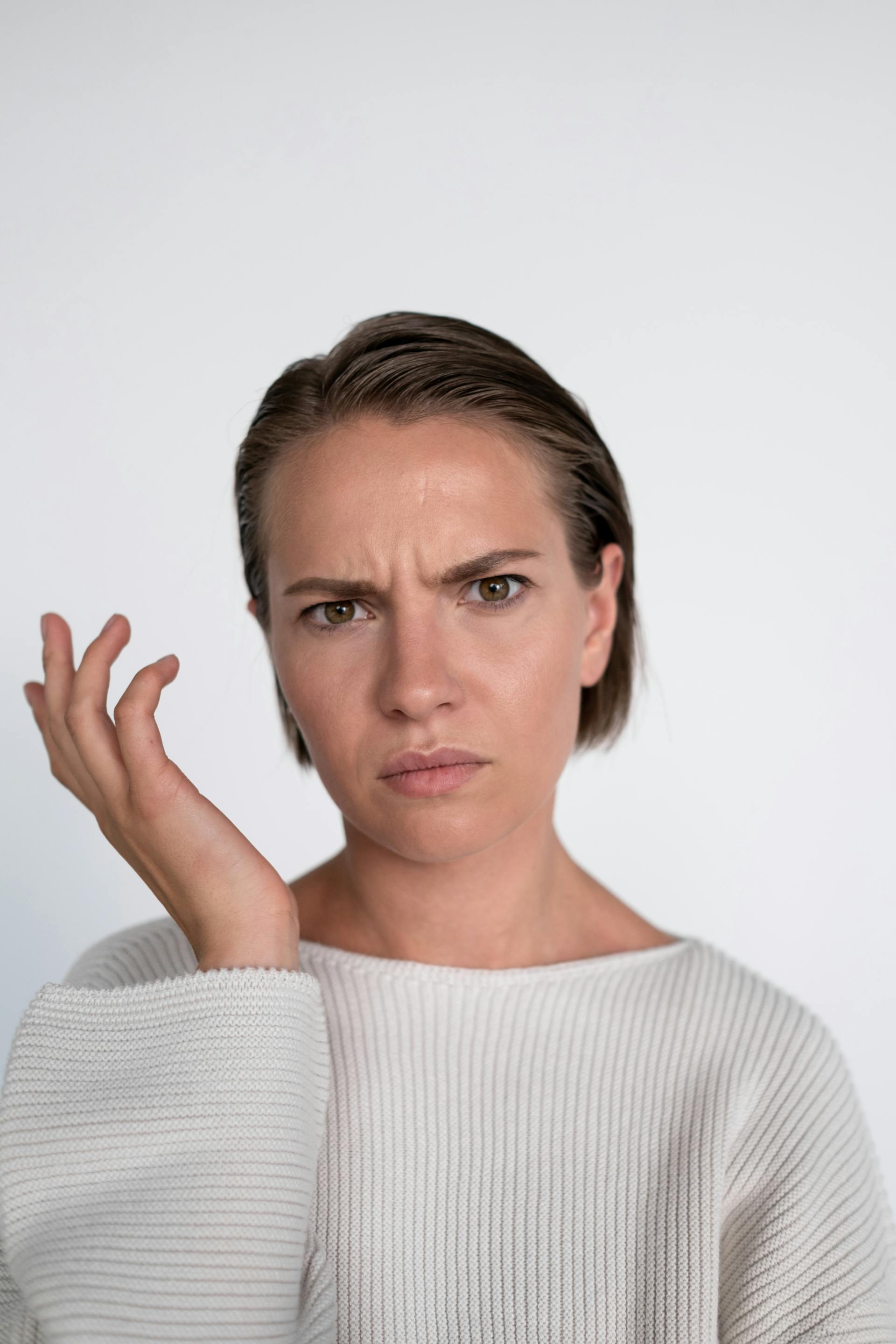 Eine Frau mit einem verwirrten Stirnrunzeln | Quelle: Pexels