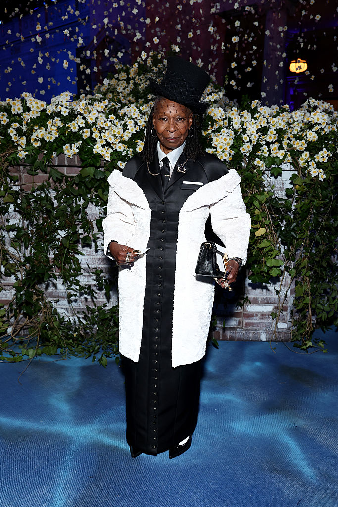 Whoopi Goldberg legt mit ihrem vom Smoking inspirierten Look und Zylinder einen großen Auftritt bei der Met Gala 2025 zum Thema „Superfine: Tailoring Black Style“ hin.