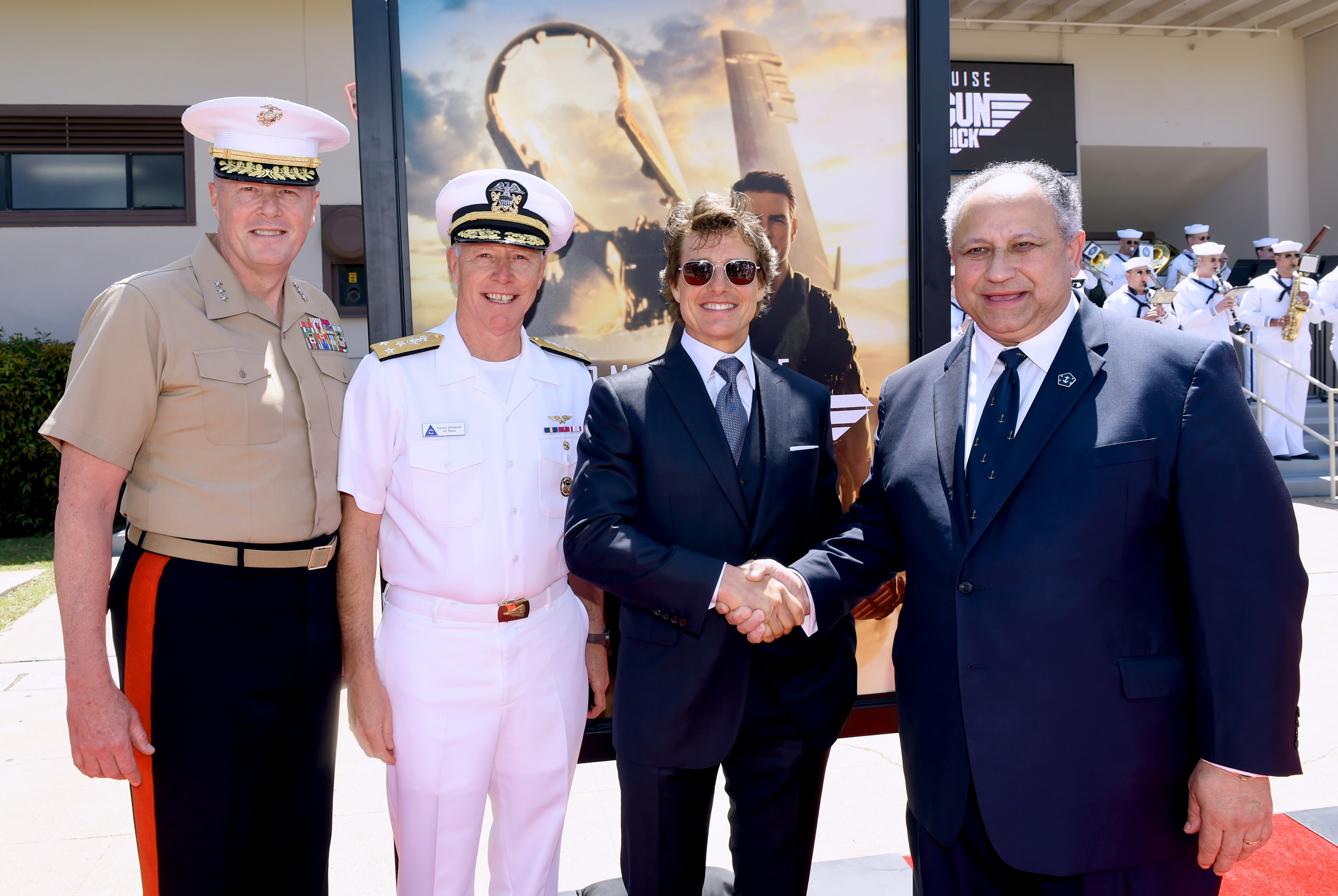 Generalleutnant Mark R. Wise, Vizeadmiral Kenneth Whitesell von der US-Pazifikflotte, Tom Cruise und der Marineminister Carlos Del Toro besuchen die Weltpremiere von