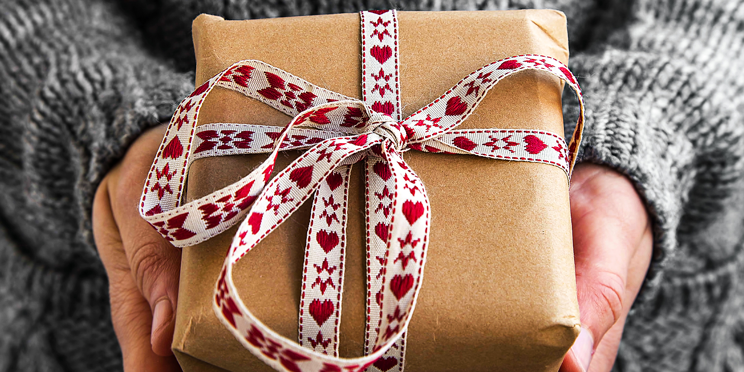 Person, die eine Geschenkbox hält | Quelle: Shutterstock
