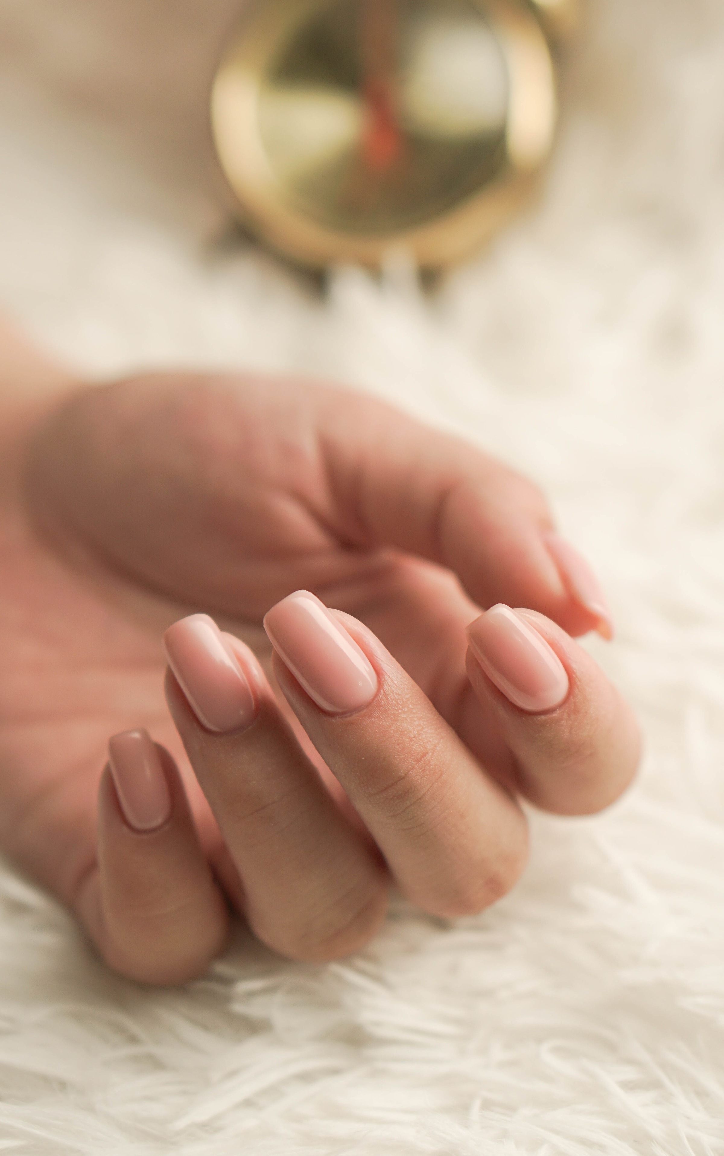 Eine Frau trägt eine nudefarbene Nagelfarbe | Quelle: Pixabay