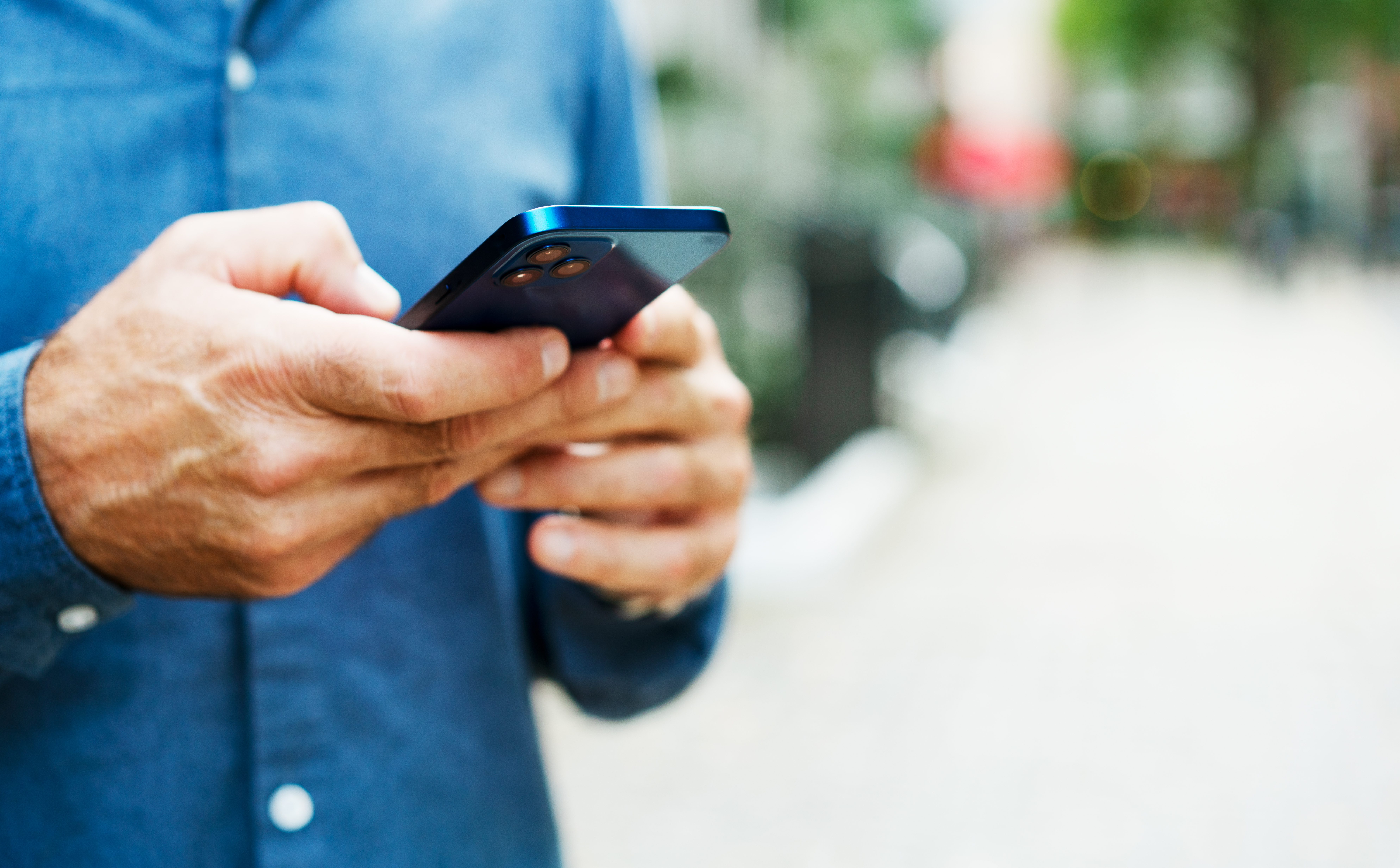 Ein unkenntlicher Mann, der ein Smartphone benutzt | Quelle: Getty Images