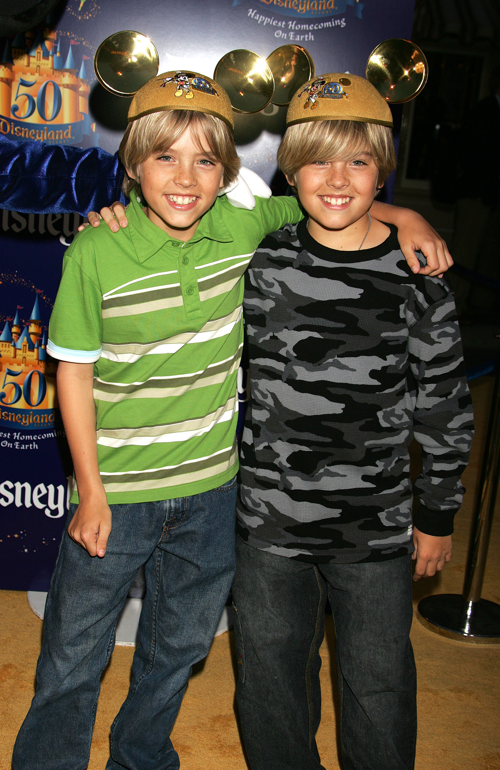 Cole und Dylan Sprouse bei der Disneyland 50th Anniversary "Happiest Homecoming On Earth" Celebration am 4. Mai 2005. | Quelle: Getty Images