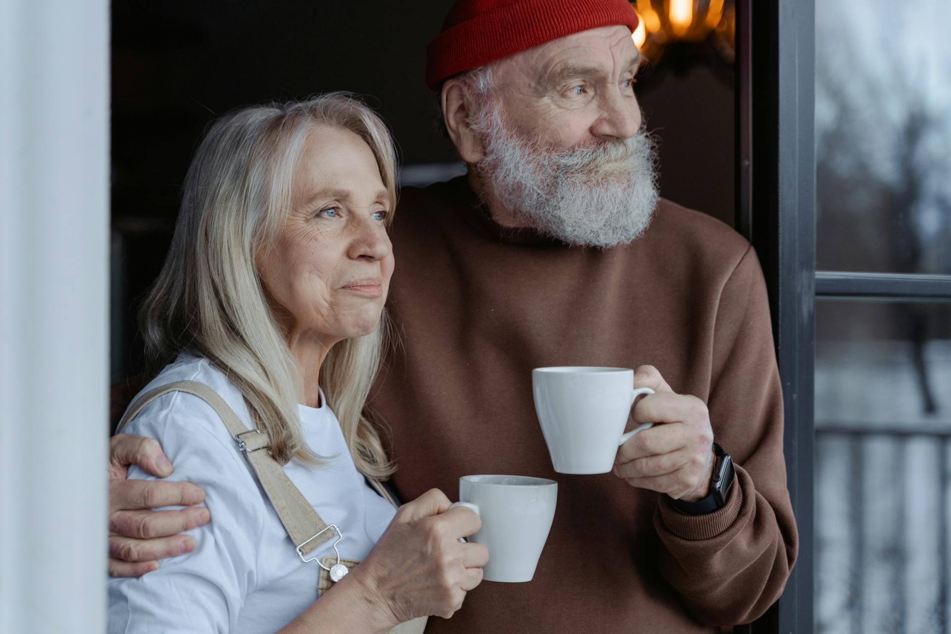 Ein älteres Paar genießt den Tee | Quelle: Pexels