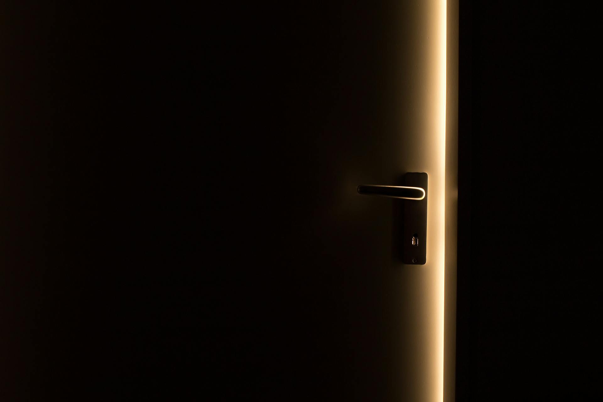 Eine leicht geöffnete Tür, durch die Licht hereinströmt | Quelle: Pexels