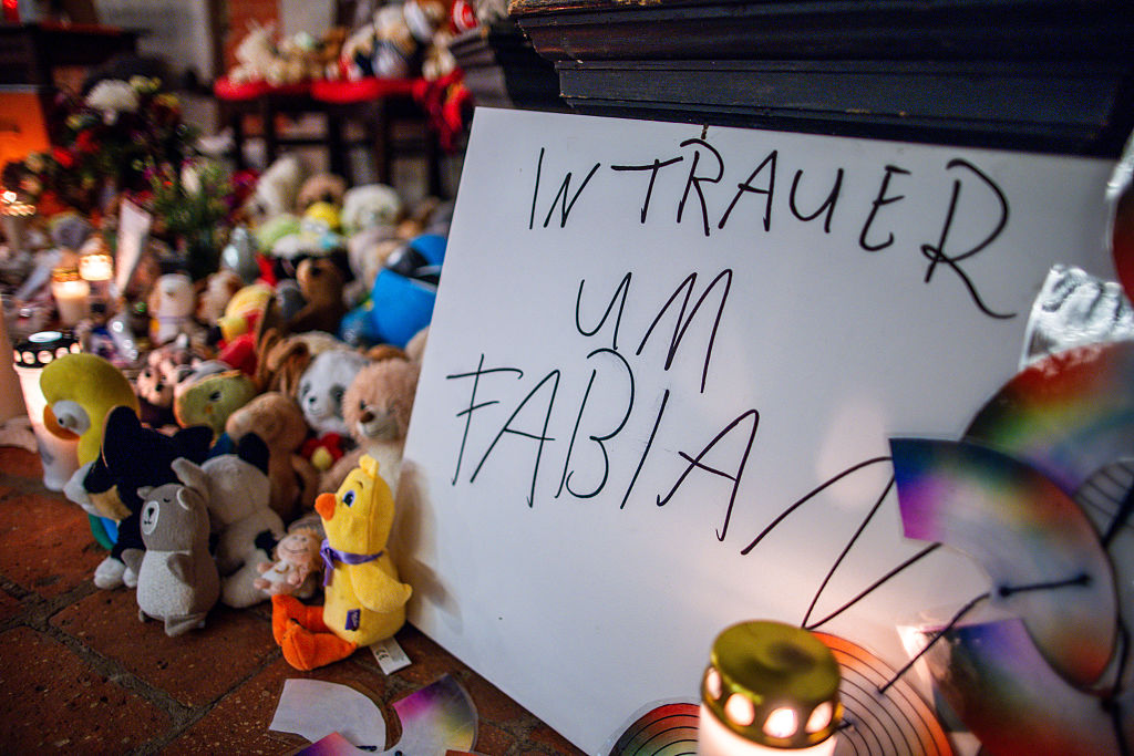 Kerzen, Kuscheltiere und ein Schild mit der Aufschrift „In Trauer um Fabian“ stehen vor Beginn der Trauerfeier am Eingang der St.-Mary-Kirche, um Abschied vom achtjährigen Fabian zu nehmen. | Quelle: Getty Images