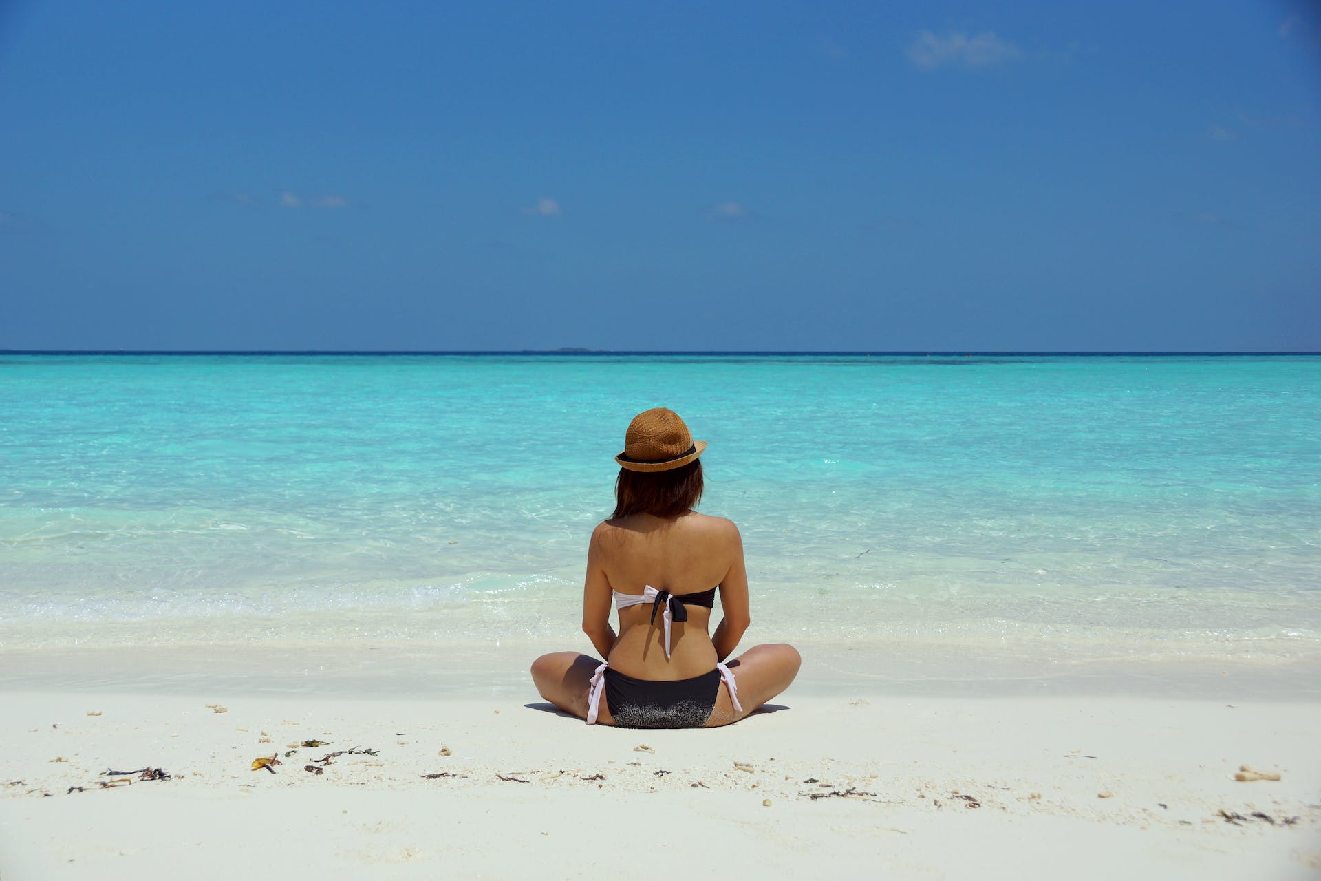 Frau im Bikini am Strand sitzend | Quelle: Pexels