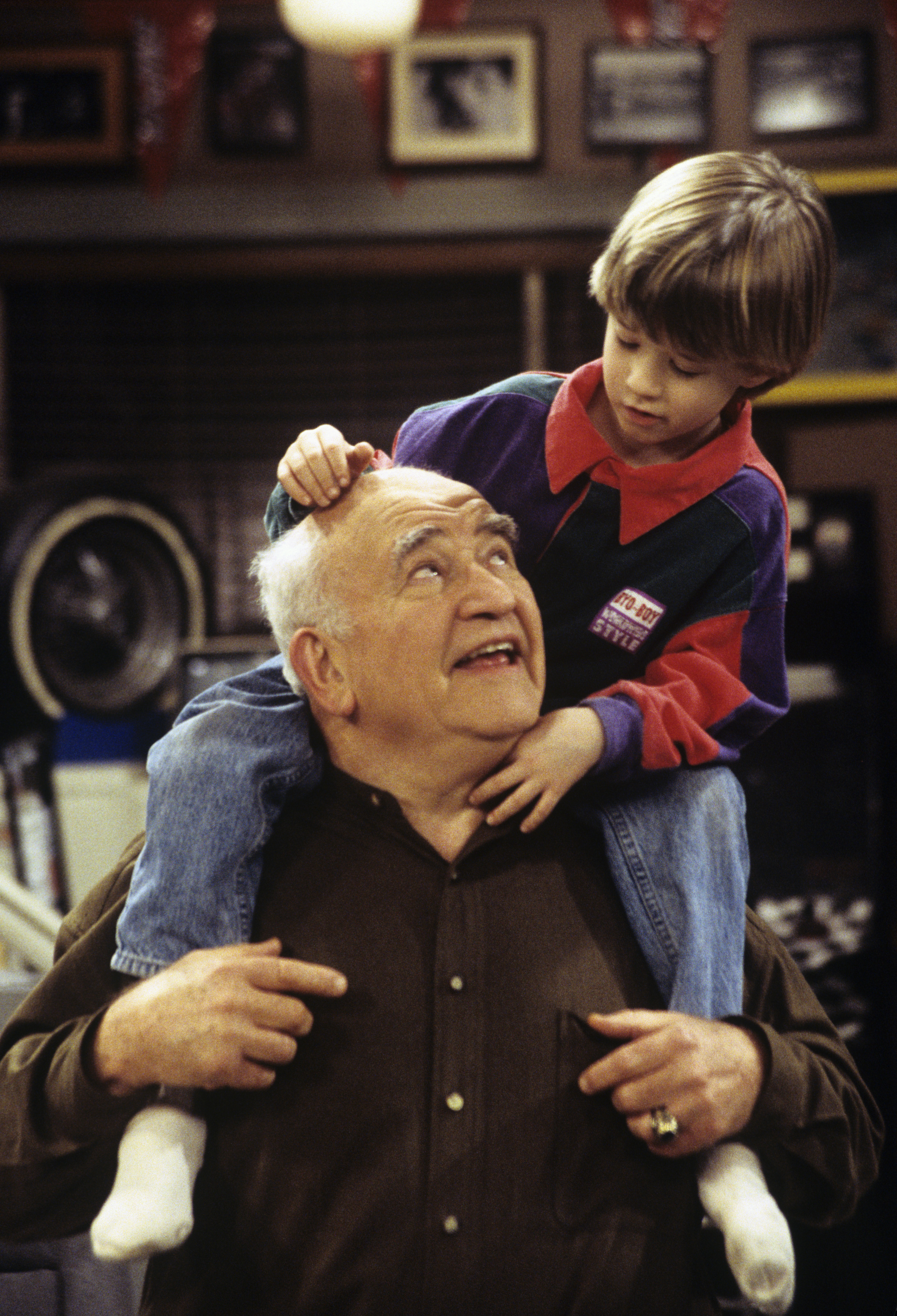 Edward Asner and Haley Osment am Set von "Thunder Alley", 1994 | Quelle: Getty Images