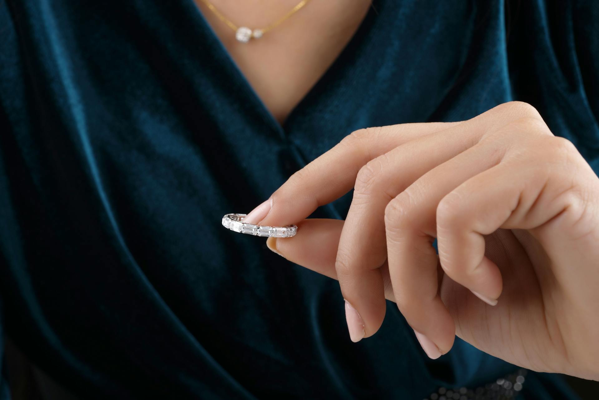 Eine Frau hält einen Ring | Quelle: Pexels