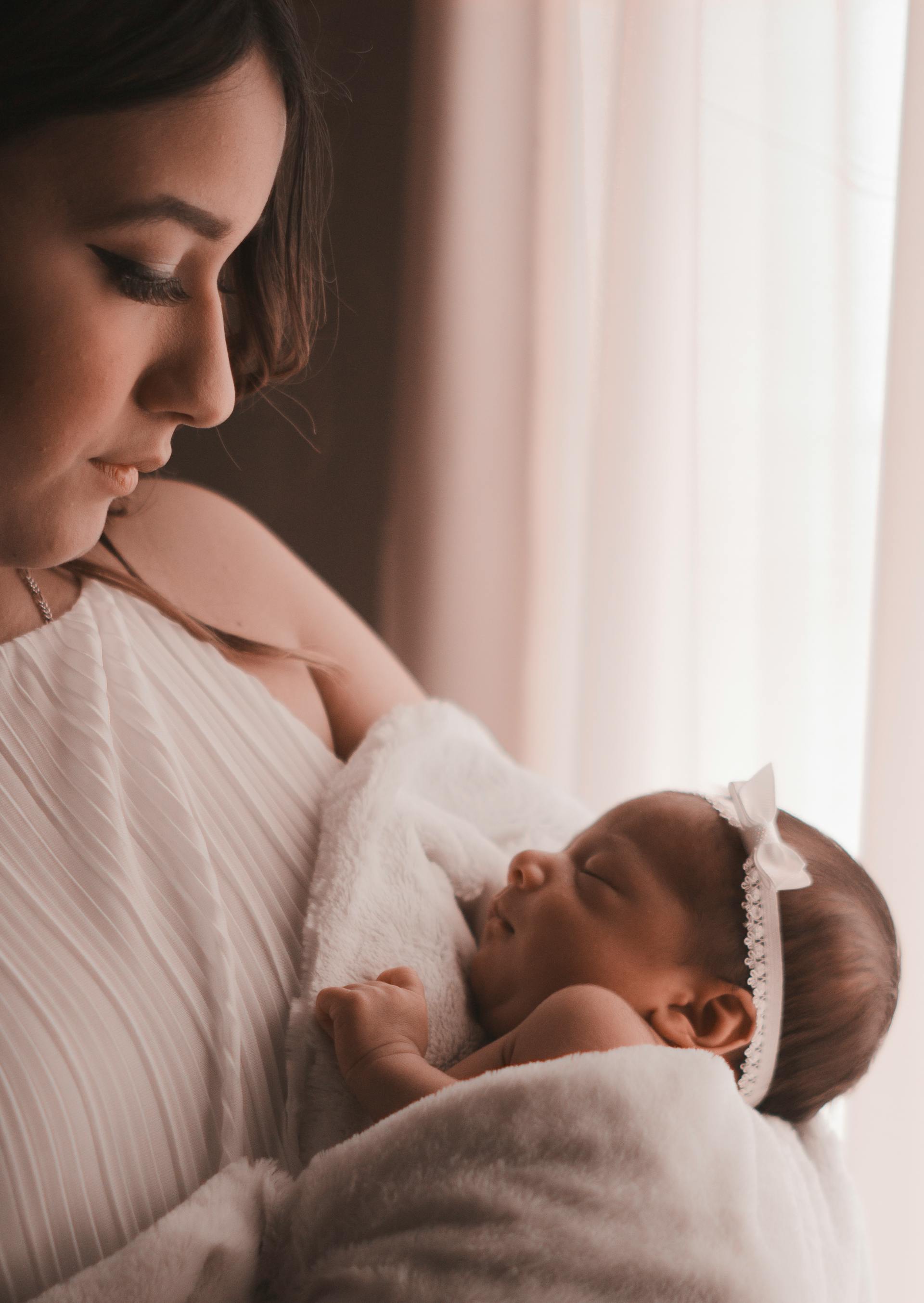 Eine Frau hält ein Baby | Quelle: Pexels