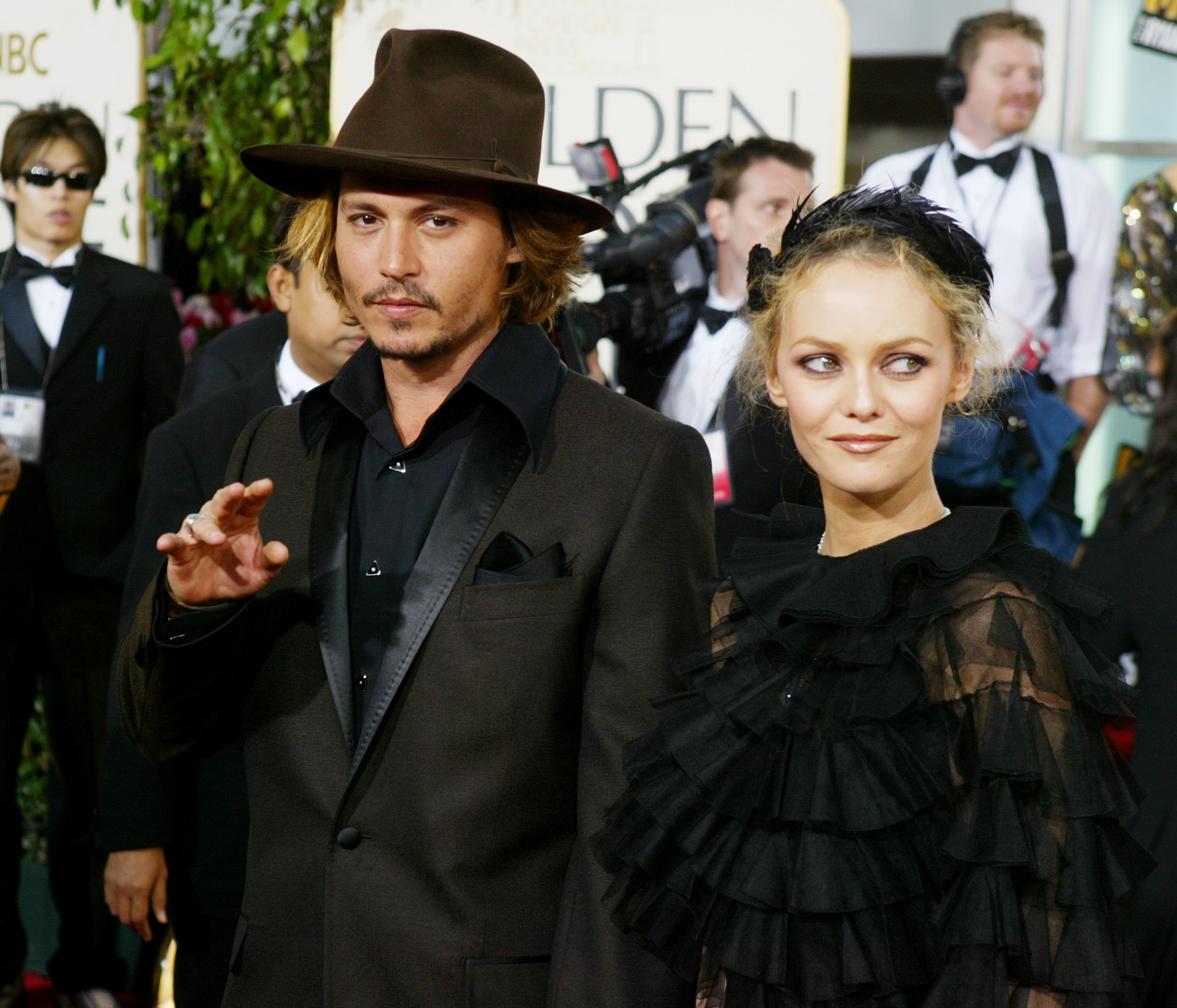 Johnny Depp und Vanessa Paradis bei den 61st Annual Golden Globe Awards in Beverly Hills, Kalifornien am 25. Januar 2004 | Quelle: Getty Images