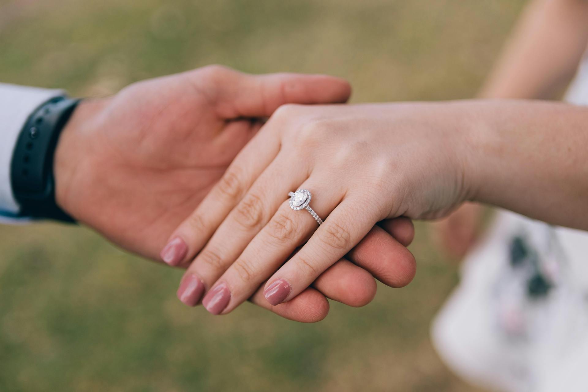 Ein Mann hält die Hand seiner Verlobten und zeigt ihren Verlobungsring | Quelle: Pexels