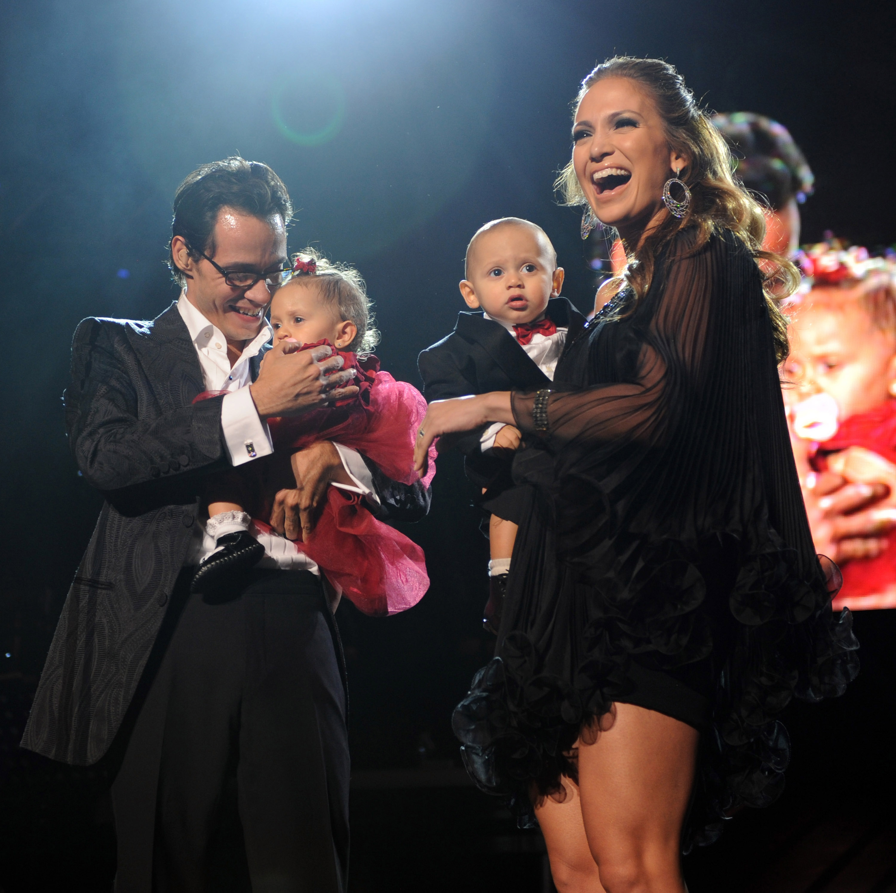 Marc Anthony und Jennifer Lopez mit ihren Kindern Max und Emme in New York im Jahr 2009 | Quelle: Getty Images