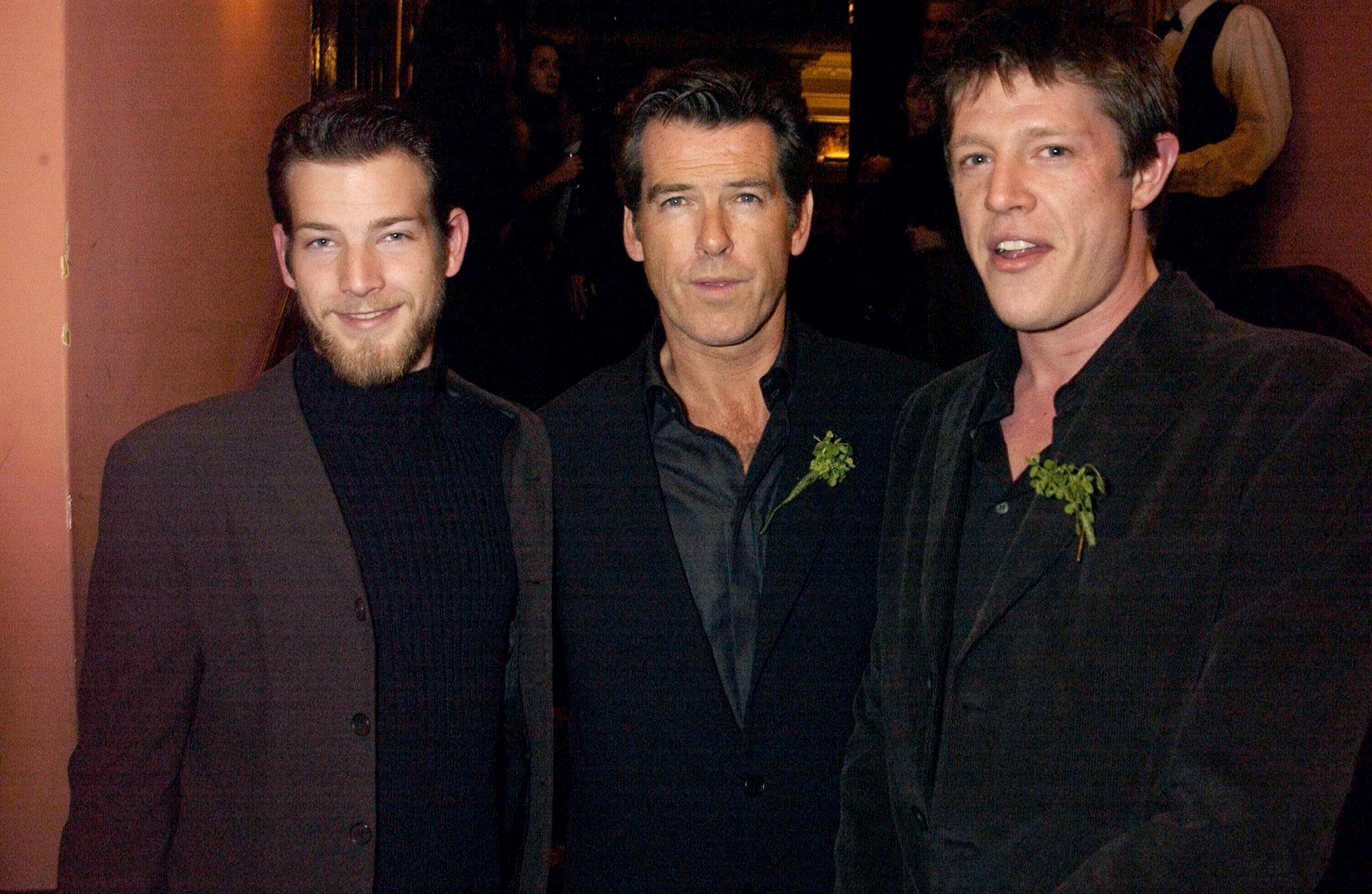 Pierce Brosnan mit seinen Söhnen Sean und Chris, Evelyn Filmpremiere Odeon Westend, gefolgt von einer Party bei Simpson in The Strand, London. | Quelle: Getty Images
