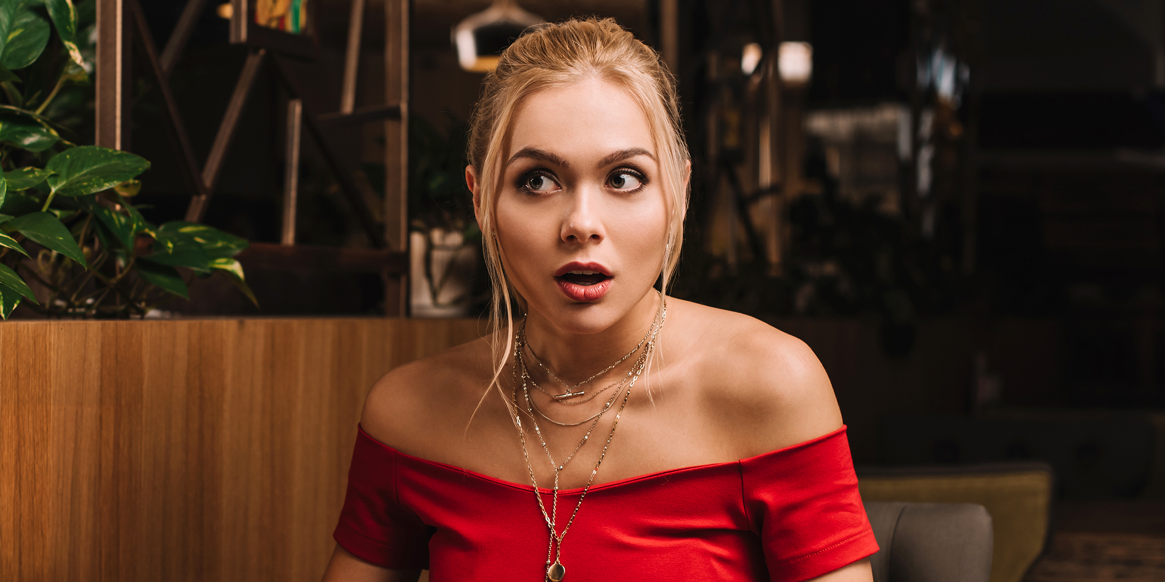 Eine Frau in einem Restaurant | Quelle: Shutterstock