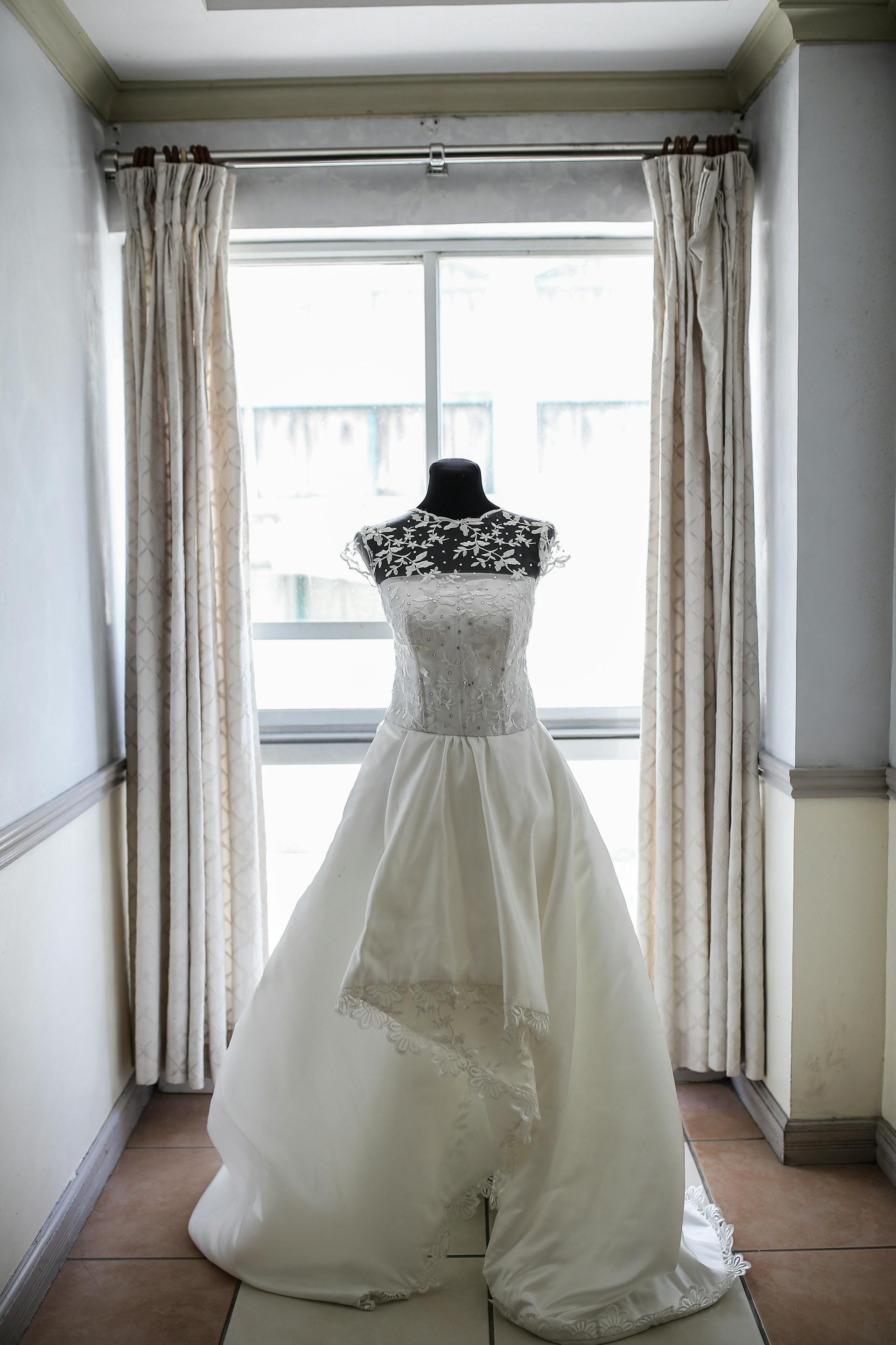 Ein Hochzeitskleid auf einer Schaufensterpuppe | Quelle: Pexels