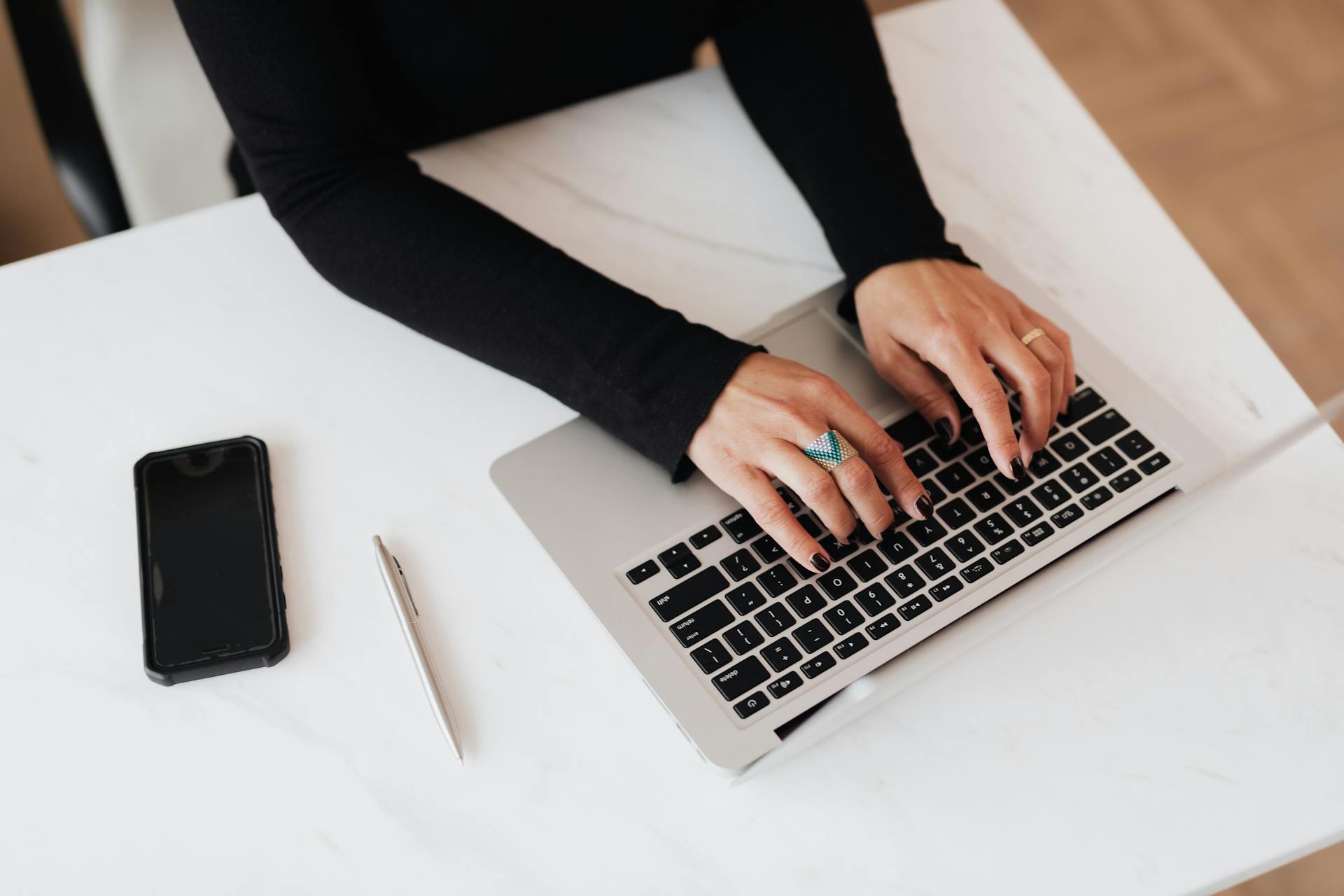 Eine Frau arbeitet in einem Büro | Quelle: Pexels