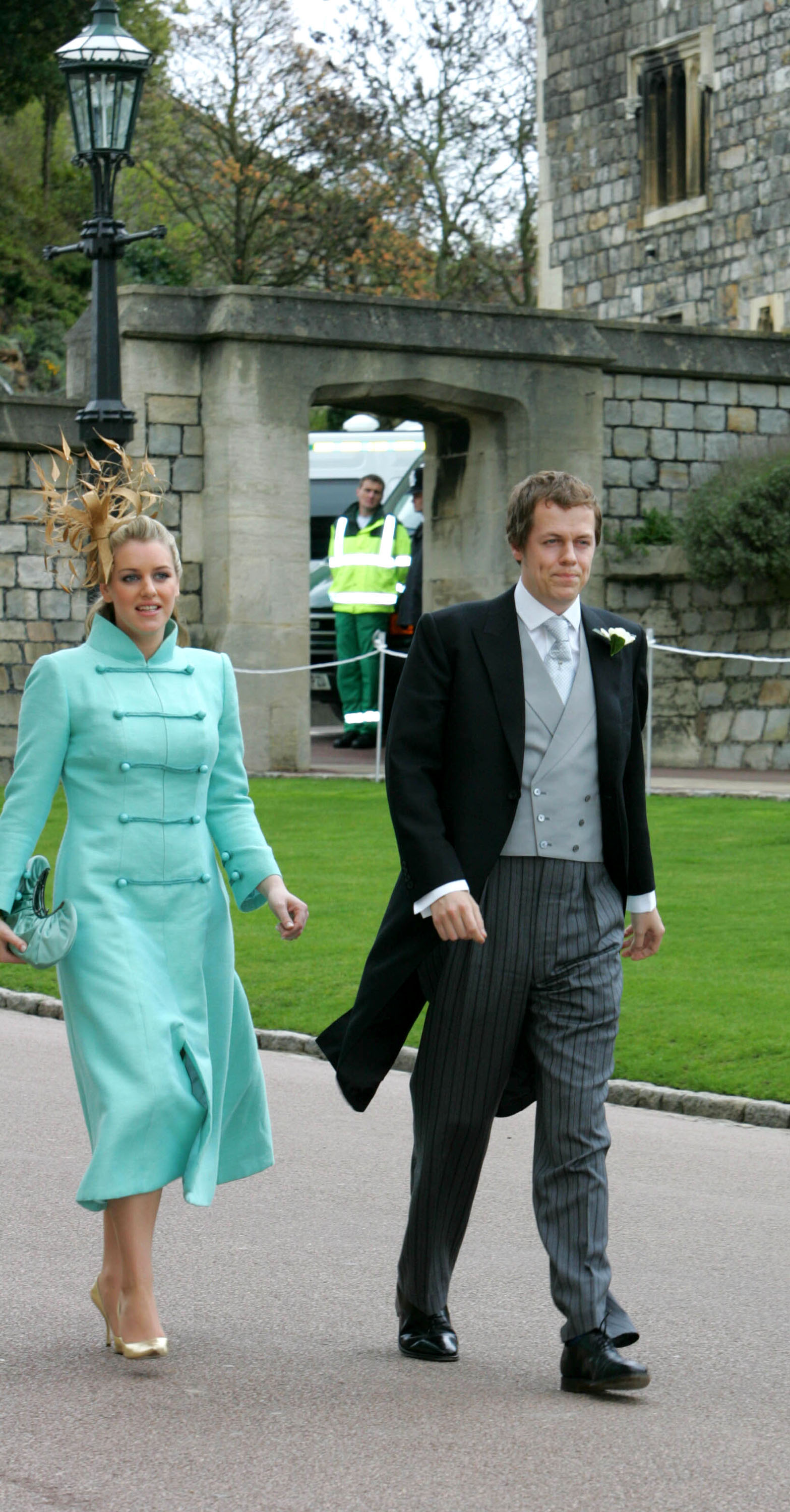 Tom Parker Bowles und Laura Parker Bowles bei der königlichen Hochzeit ihrer Mutter und ihres Stiefvaters in Winsdor, Großbritannien, am 9. April 2005. | Quelle: Getty Images