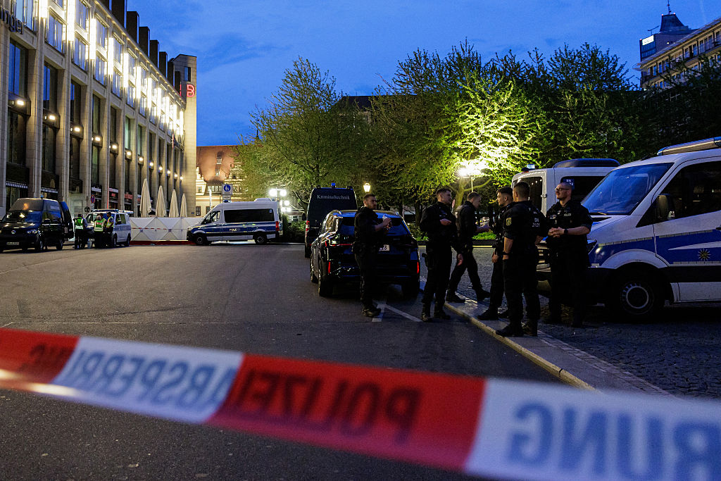 Polizeiermittler sind am Tatort im Stadtzentrum von Leipzig in Ostdeutschland am 4. Mai 2026 im Einsatz, wo ein Auto in eine Menschenmenge gerast ist und dabei mindestens zwei Menschen getötet sowie mehrere verletzt hat. | Quelle: Getty Images