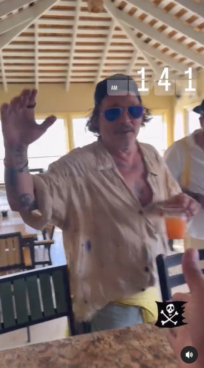 Johnny Depp in Lorraine's Cafe & High Tide in Exuma, Bahamas, am 30. August 3034 | Quelle: Instagram/killerbartender