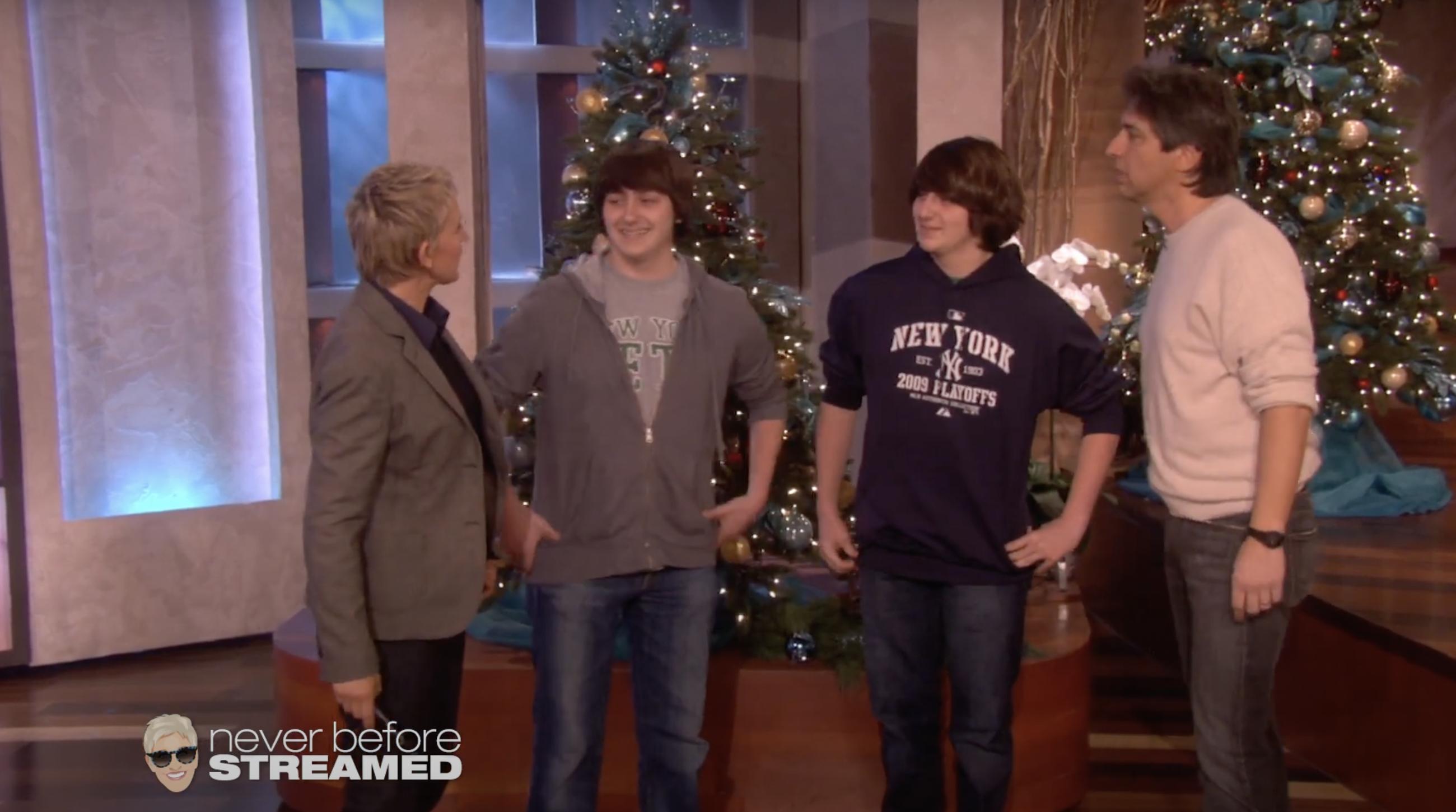Ray Romanos Zwillinge in „The Ellen Show“, vom 20. Dezember 2022 | Quelle: YouTube/@TheEllenShow