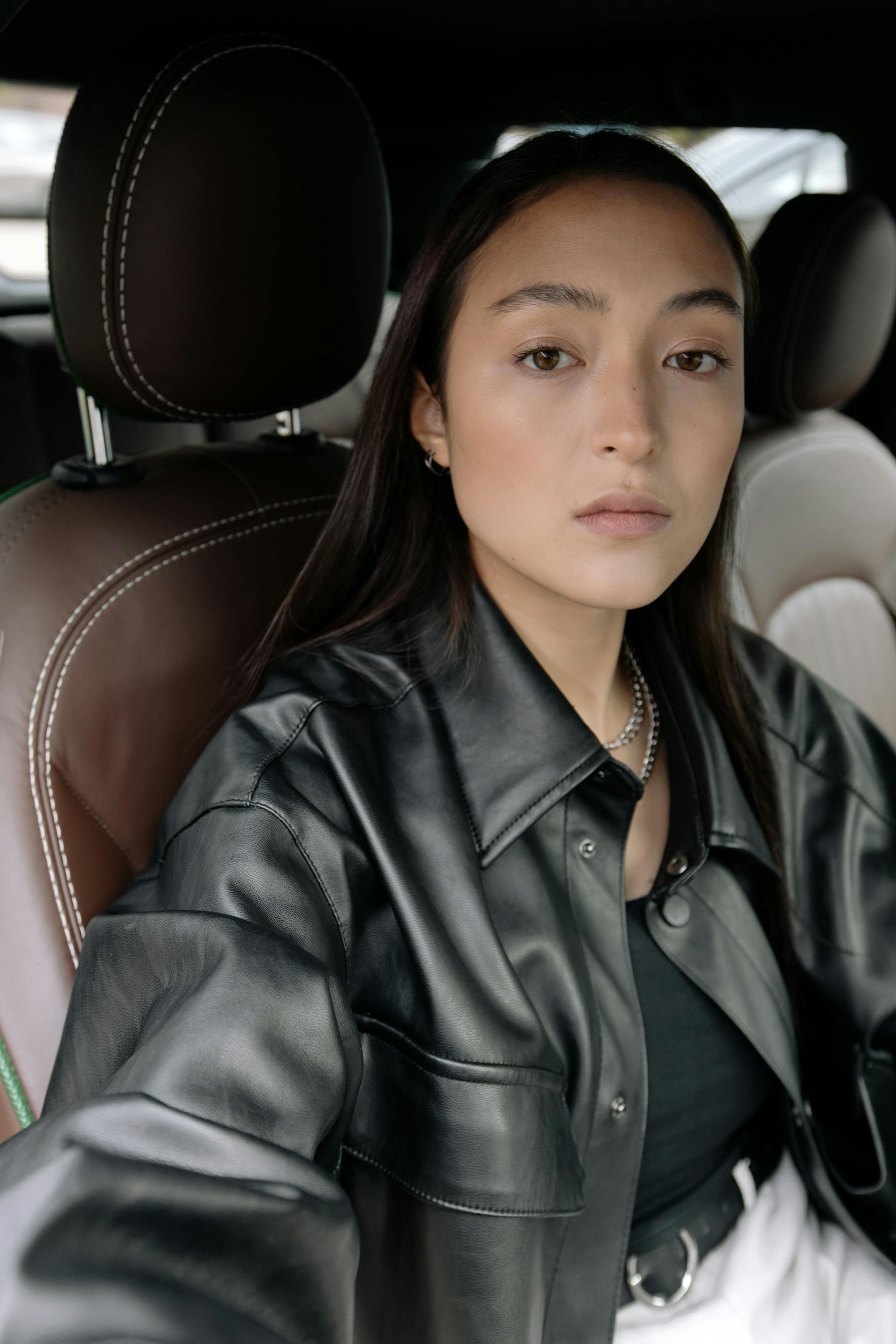 Eine aufgebrachte Frau in einem Auto | Quelle: Pexels