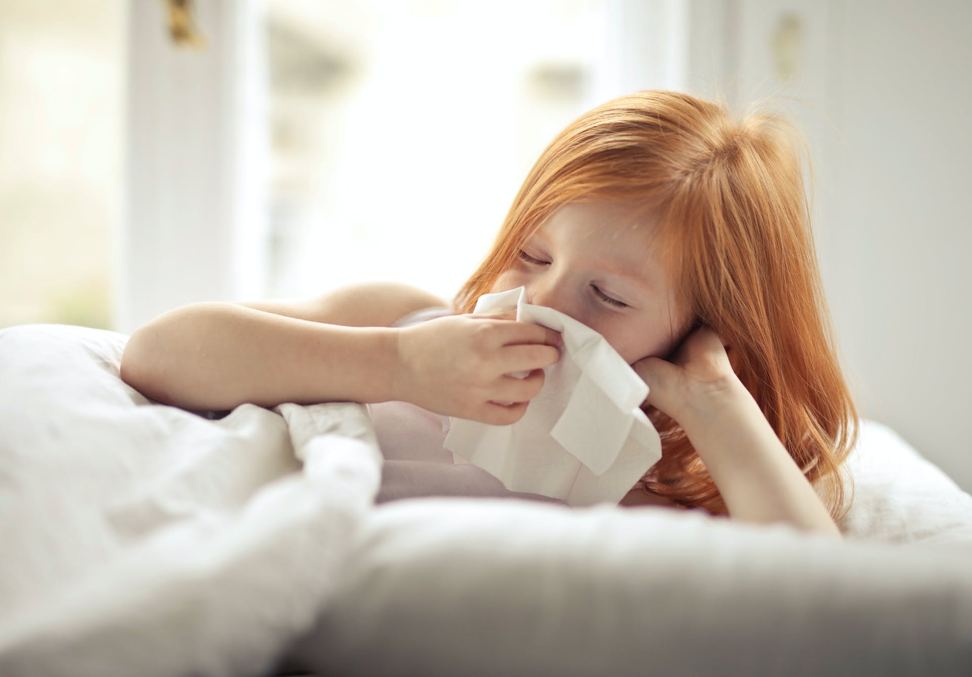 Kleines Mädchen wischt sich die Nase mit einem Taschentuch ab | Quelle: Pexels