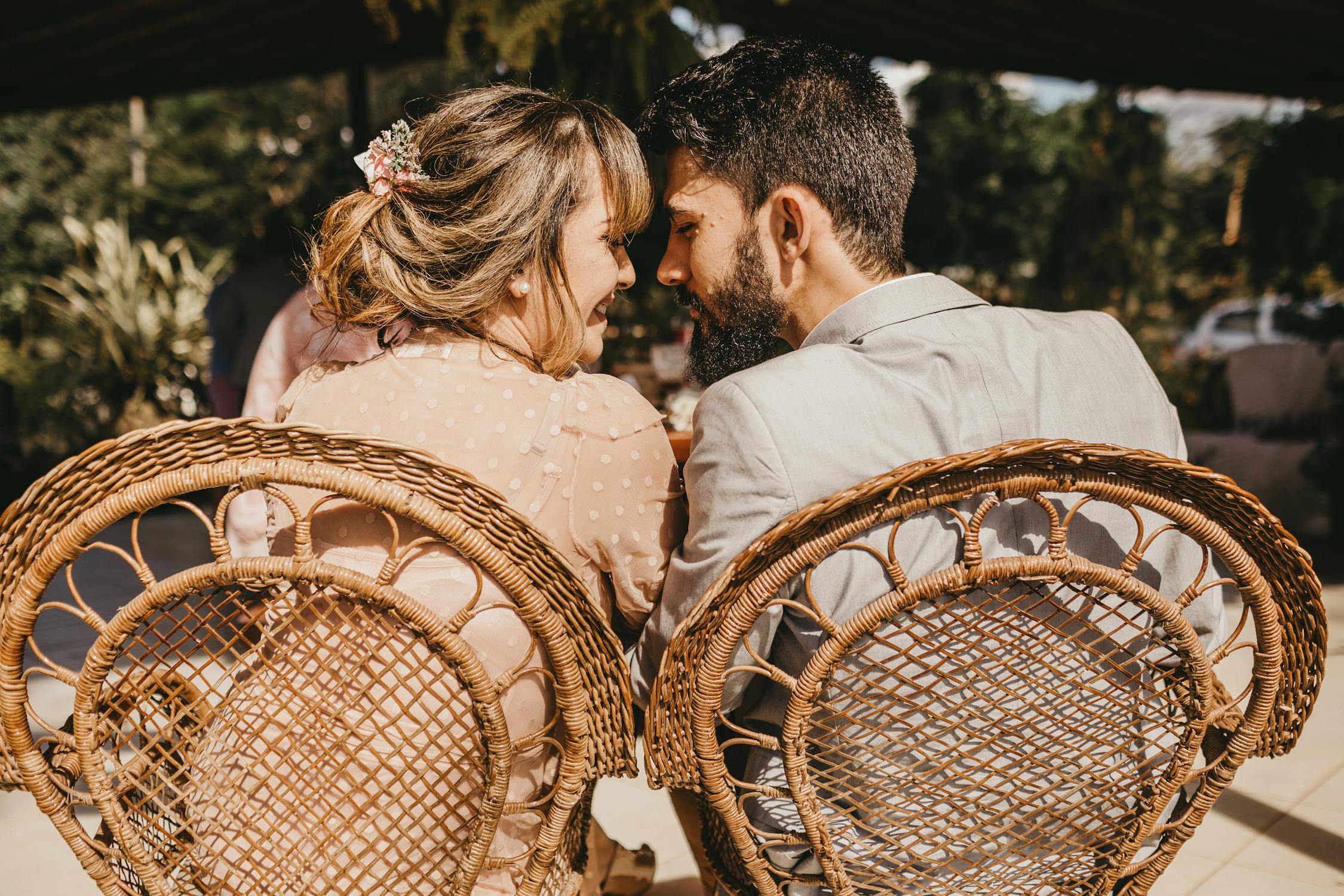 Ein Mann und eine Frau beim Tratschen | Quelle: Pexels