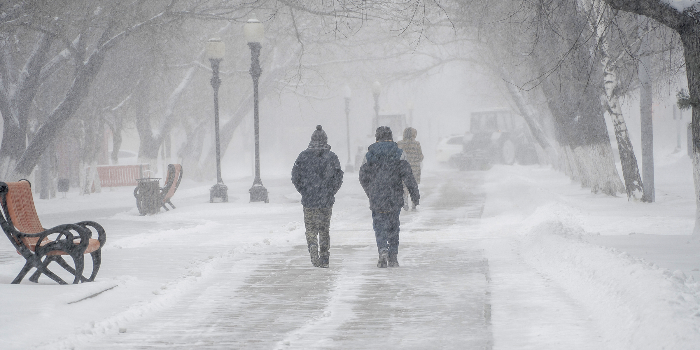 Zwei Menschen arbeiten im Schnee | Quelle: Shutterstock