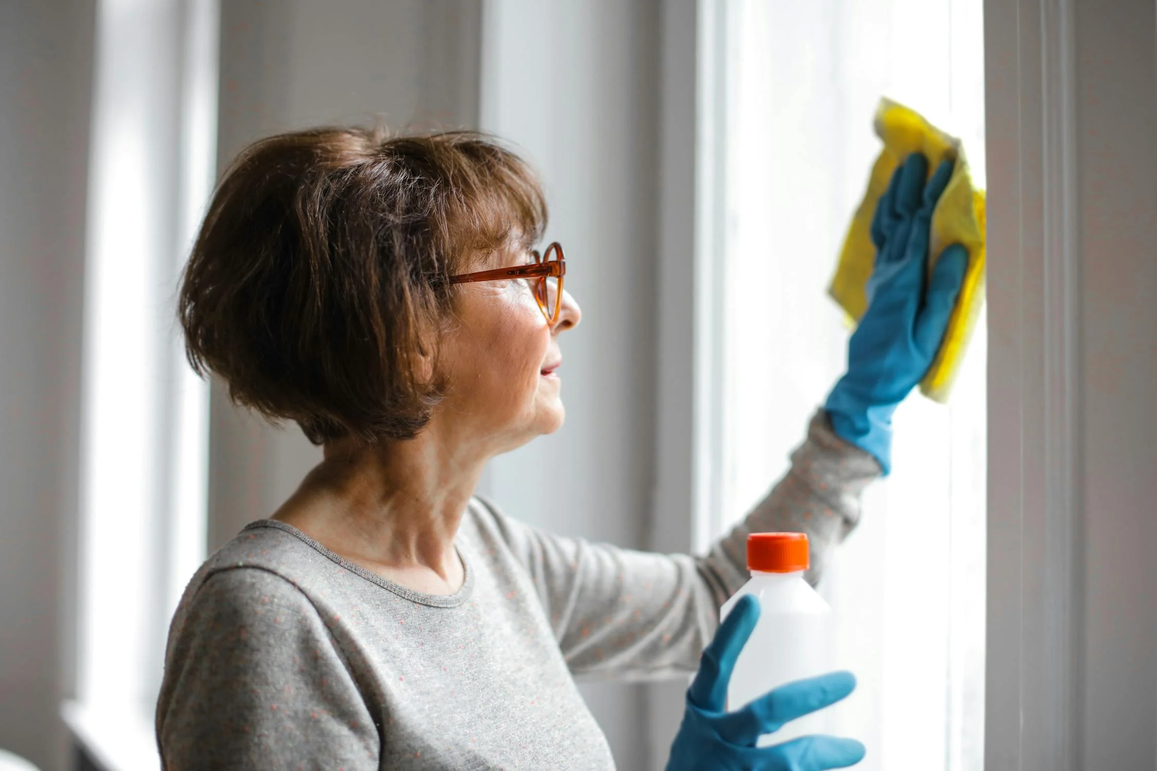 Eine Frau putzt ein Fenster | Quelle: Pexels