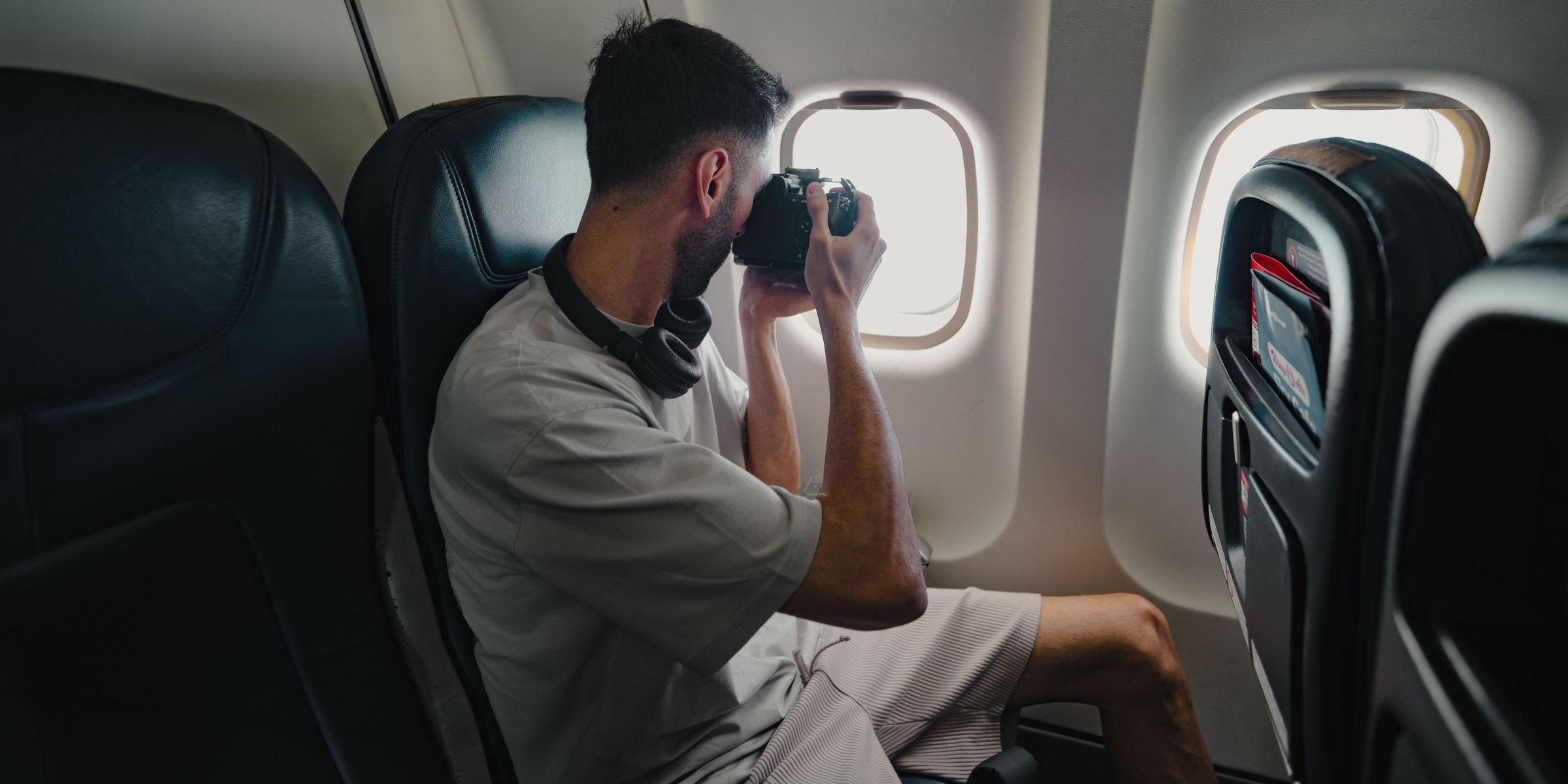 Ein Mann, der aus einem Flugzeug Fotos macht | Quelle: Pexels