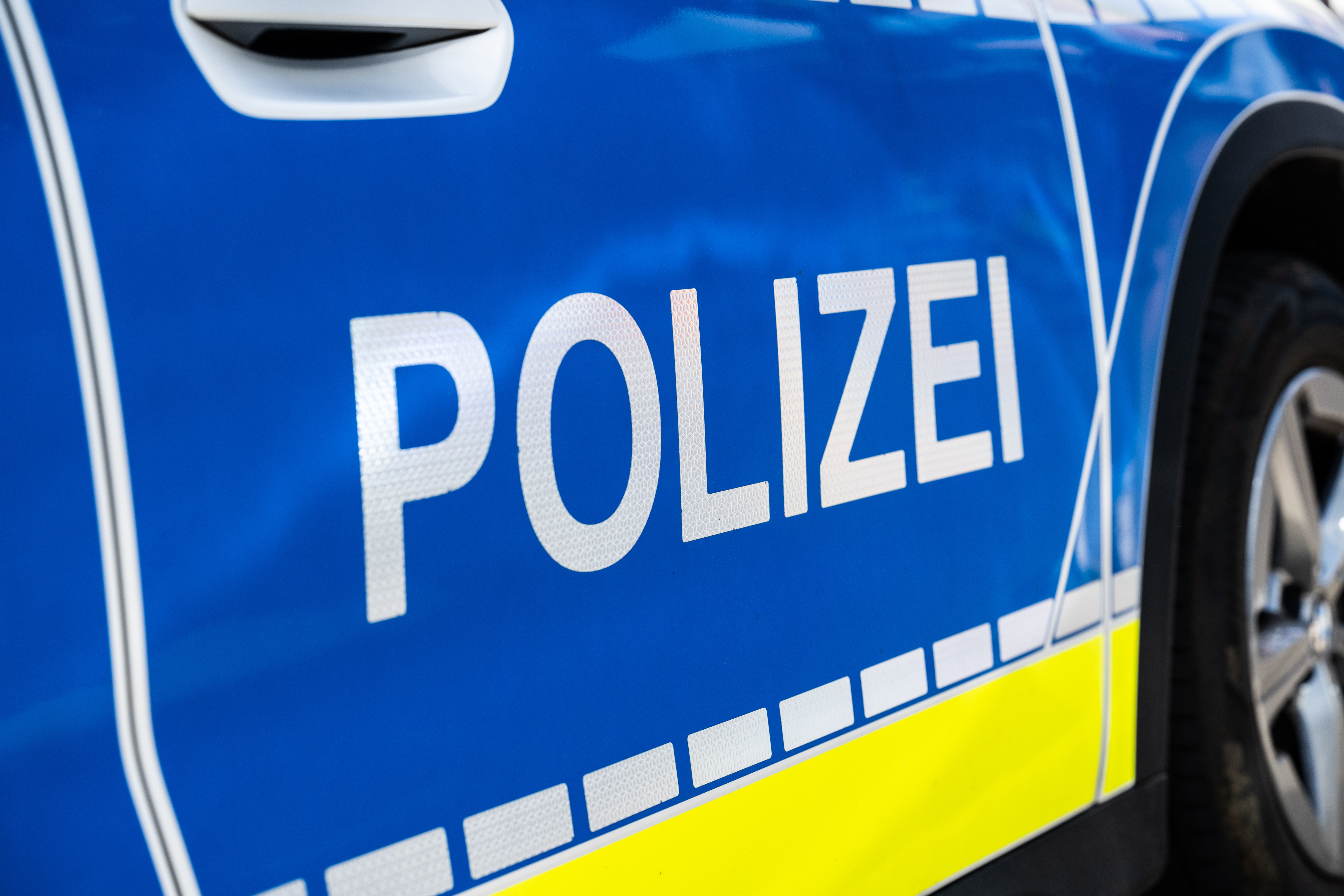 Das Wort „POLIZEI“ auf einem DLRG-Einsatzfahrzeug | Quelle: Getty Images