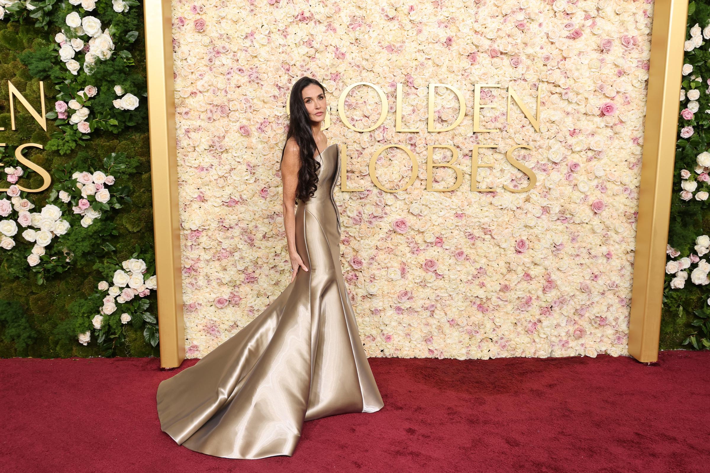 Demi Moore vor einer Golden Globes-Kulisse. | Quelle: Getty Images