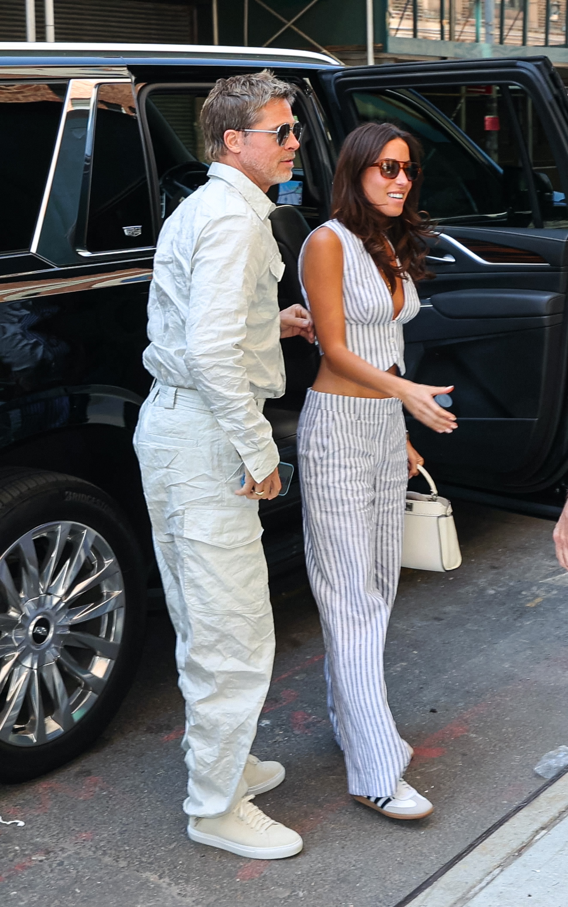 Brad Pitt und Ines de Ramon werden am 9. September 2024 in Manhattan, New York, gesehen. | Quelle: Getty Images