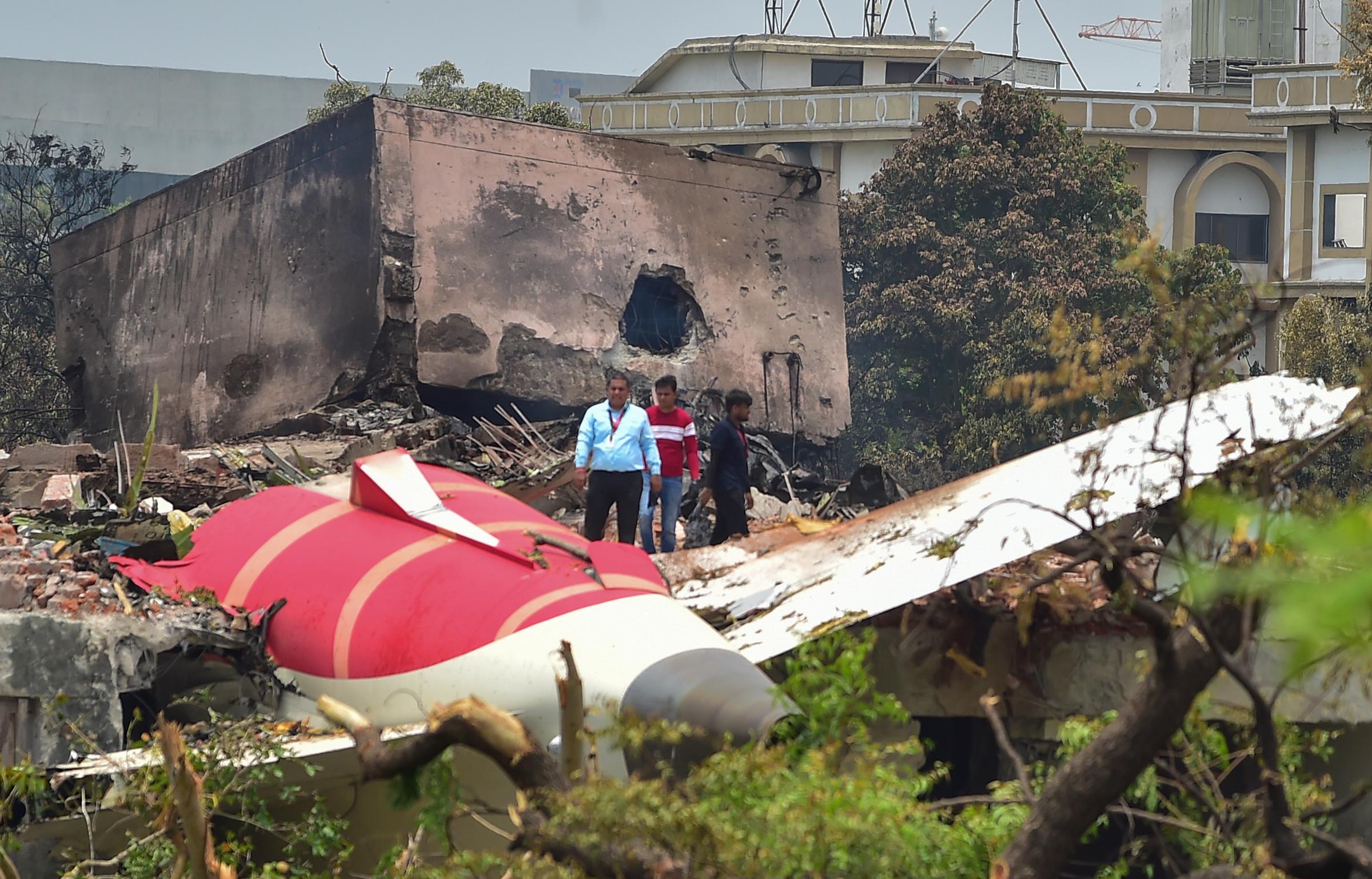 Untersuchungsbeamte stehen an der Absturzstelle der Boeing 787 von Air India, die am 13. Juni 2025 in Ahmedabad, Indien, abgestürzt ist | Quelle: Getty Images