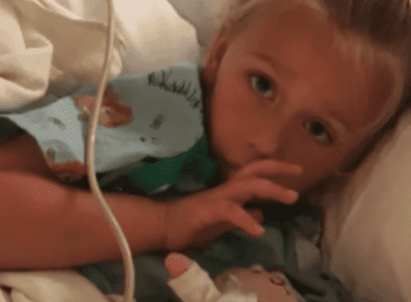 Zola Tomic während ihres Krankenhausaufenthaltes. | Quelle: YouTube/InsideEdition