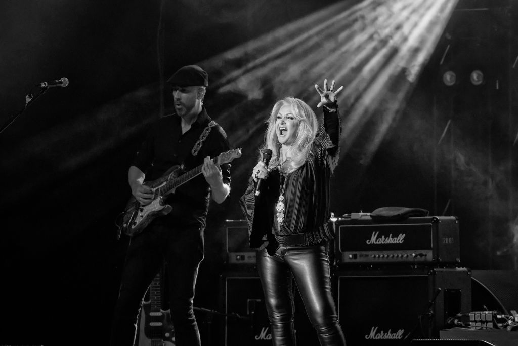 Bonnie Tyler tritt am 2. Oktober 2023 in Berlin bei einem Konzert im Admiralspalast live auf. | Quelle: Getty Images