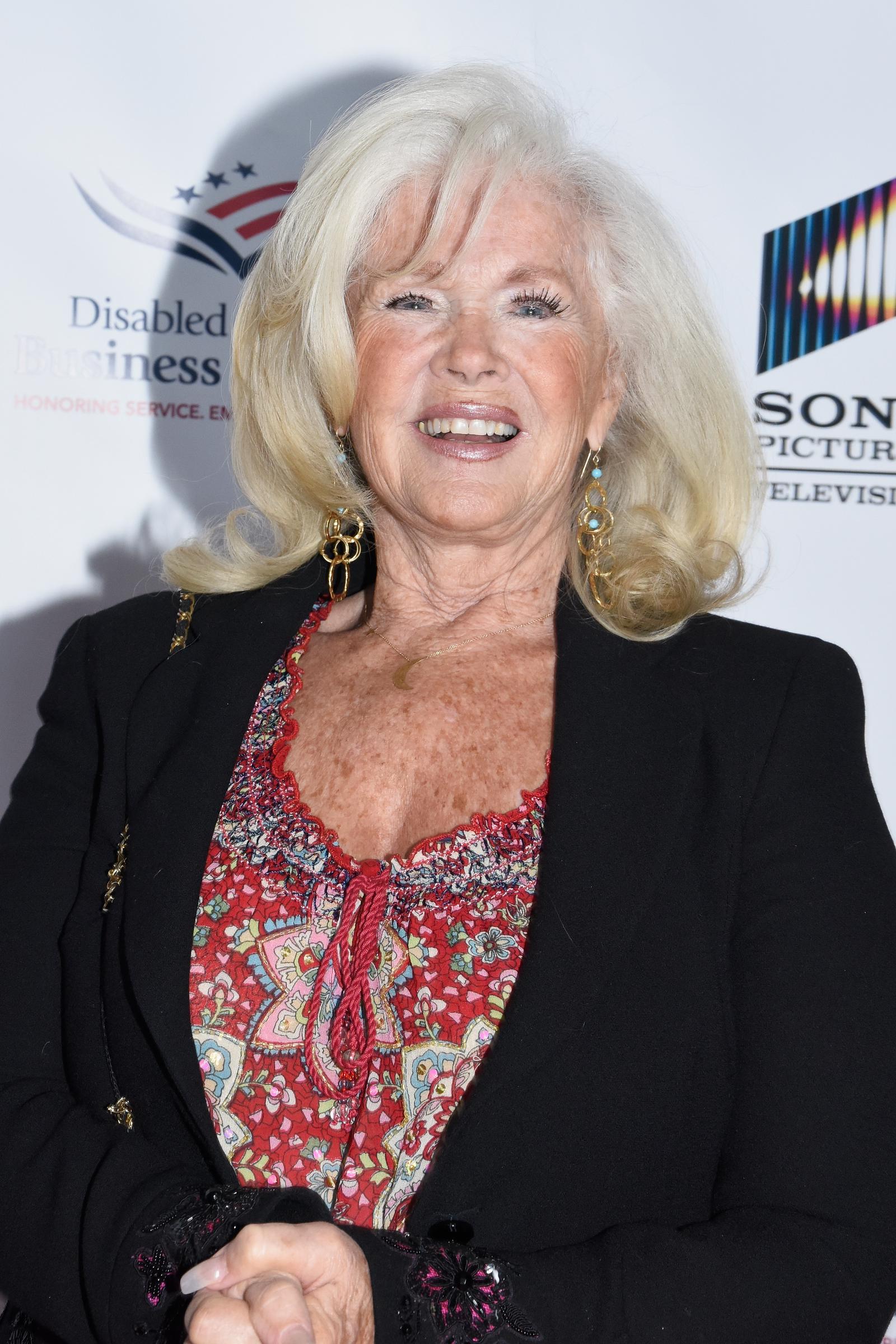 Connie Stevens nimmt am 11. November 2016 in Beverly Hills, Kalifornien, am jährlichen „Salute To Veterans Day“-Frühstück der „Disabled Veteran Business Alliance“ teil. | Quelle: Getty Images