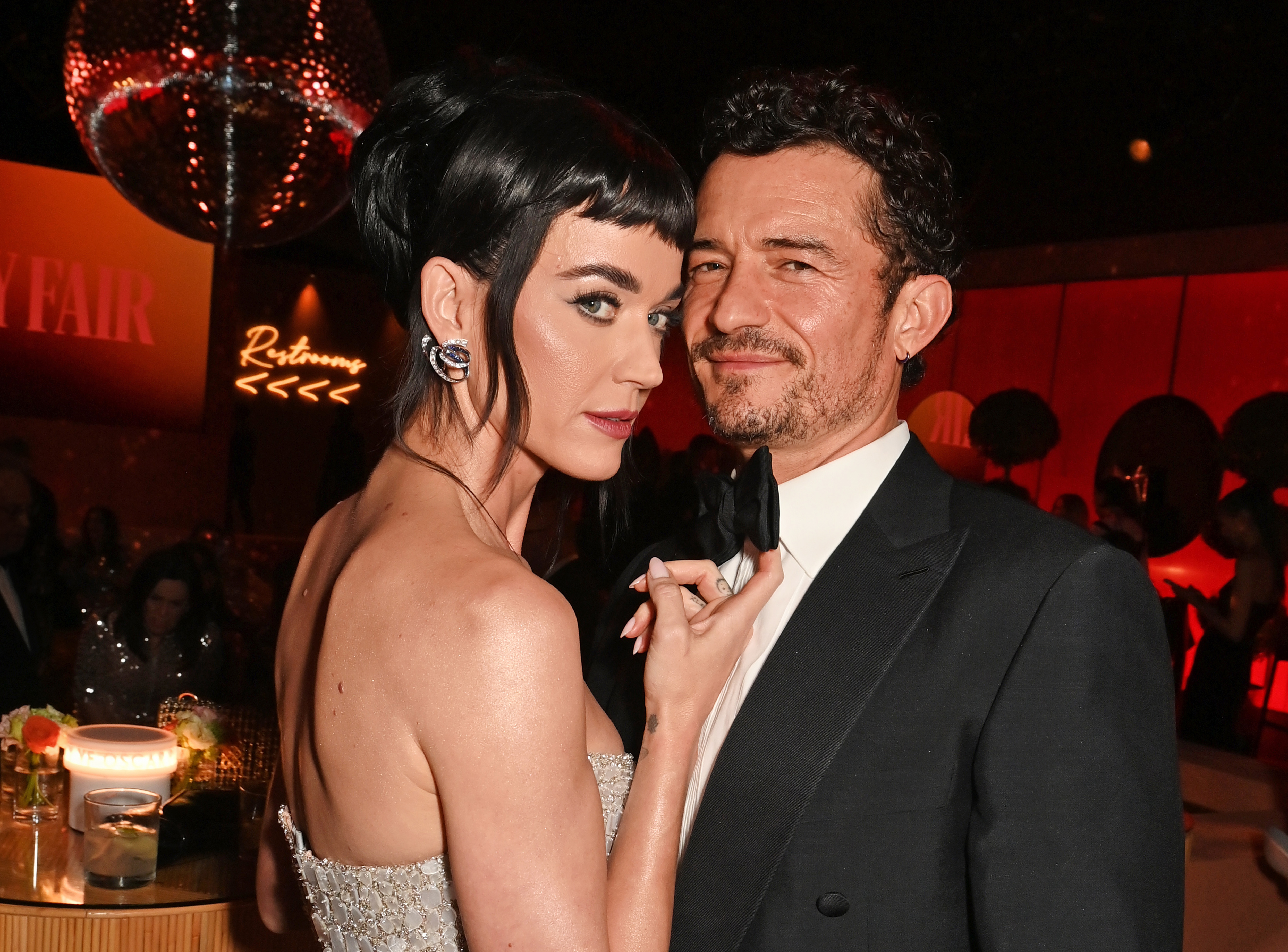 Katy Perry und Orlando Bloom gaben 2019 ihre Verlobung bekannt, bestätigten jedoch im Juli 2025 ihre Trennung. Trotz ihrer Trennung betonten die beiden, dass sie Daisy weiterhin mit Liebe, Geborgenheit und gegenseitigem Respekt großziehen wollen. | Quelle: Getty Images