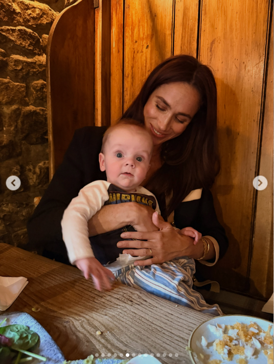Meghan, Herzogin von Sussex, kuschelt mit dem kleinen Jack bei einem gemütlichen Essen im Pub mit ihrer langjährigen Freundin Kelly McKee Zajfen. | Quelle: Instagram/_heartmom_